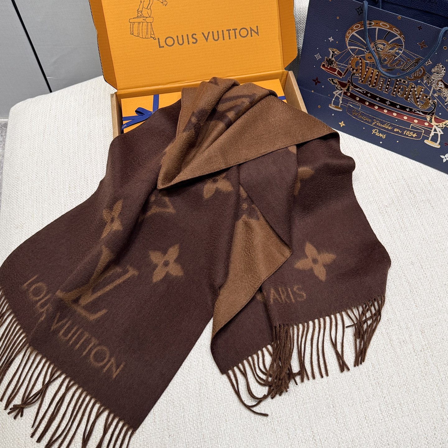 LOUIS VUITTON Женский шарф из кашемира с логотипом