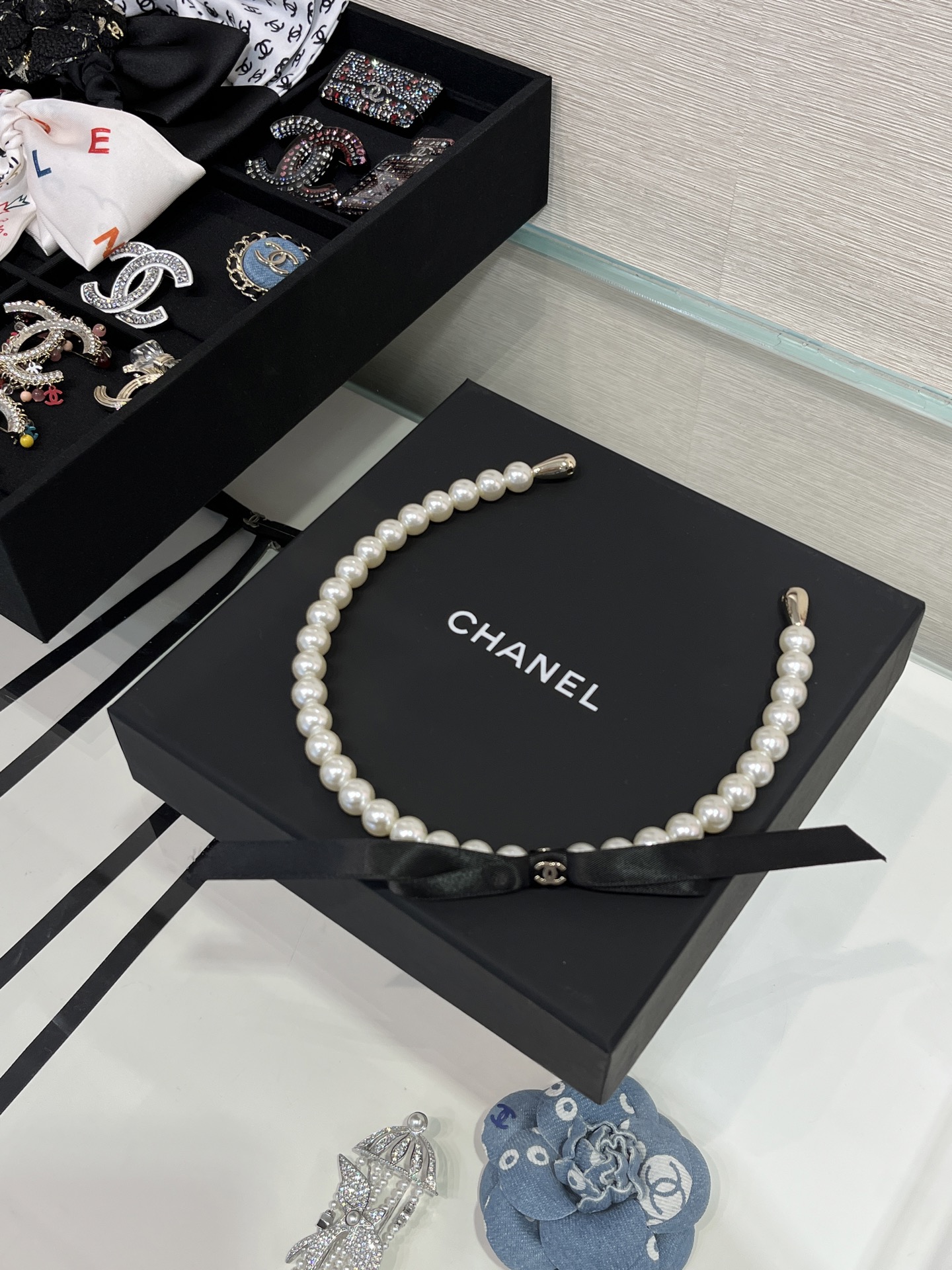 CHANEL Женский ободок на голову с жемчугом CHANEL Женский ободок на голову с жемчугом