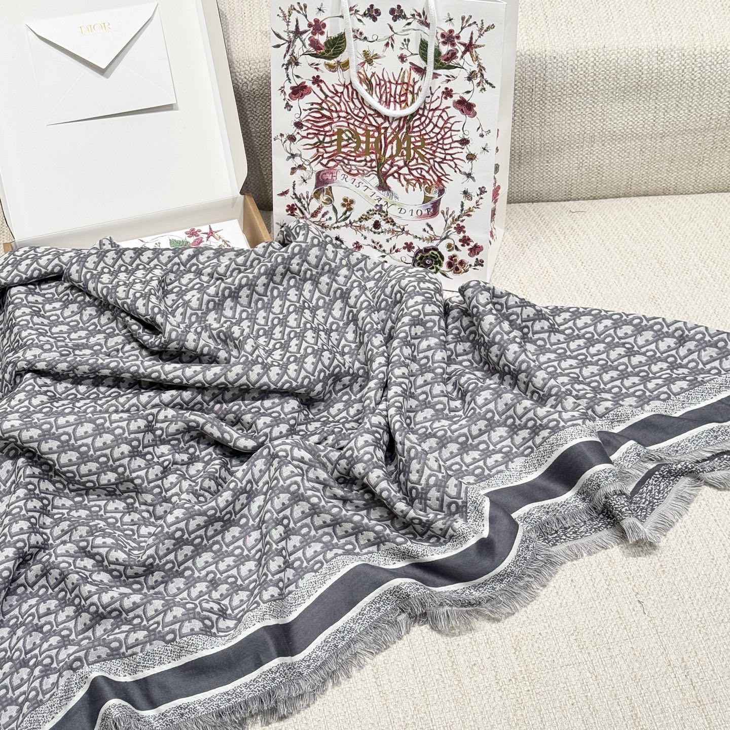 CHRISTIAN DIOR Женская шаль D-Oblique CHRISTIAN DIOR Женская шаль D-Oblique