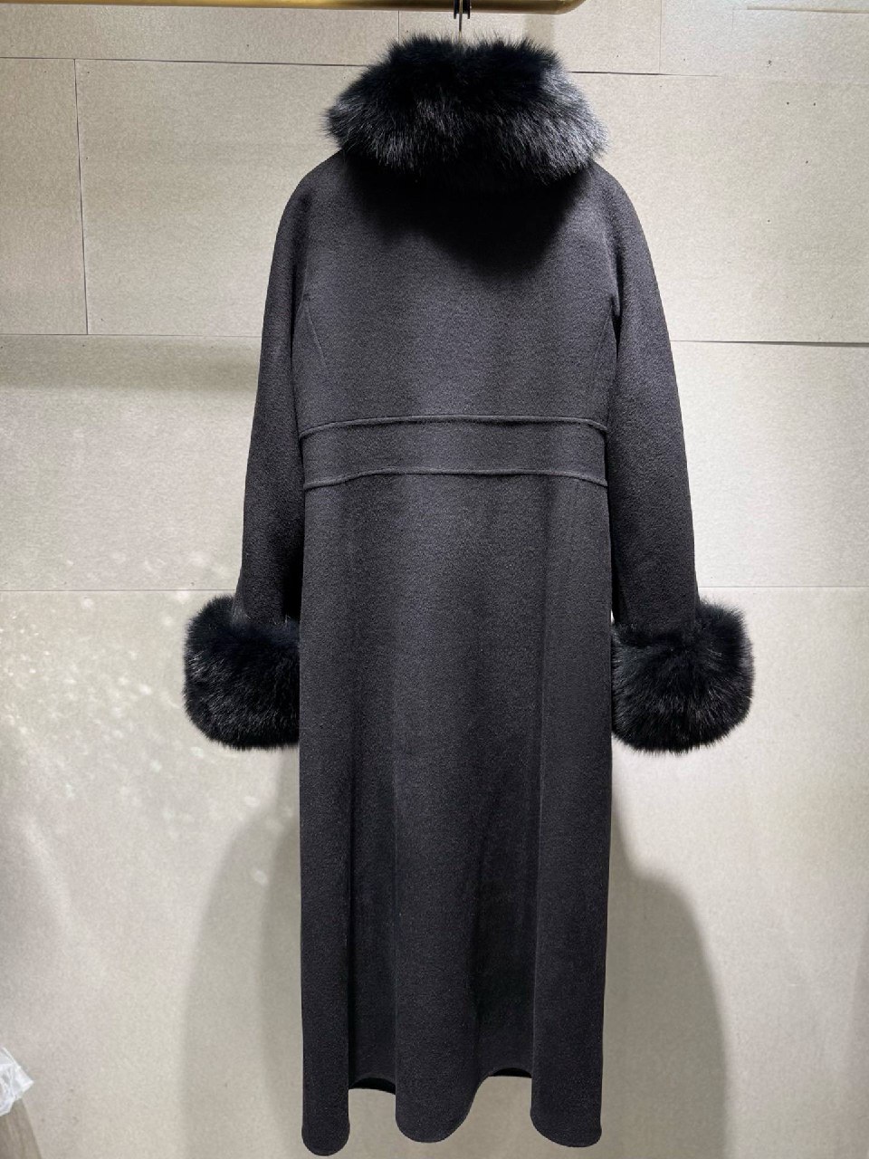 VALENTINO Женское пальто с меховым воротником и манжетами VALENTINO Женское пальто с меховым воротником и манжетами