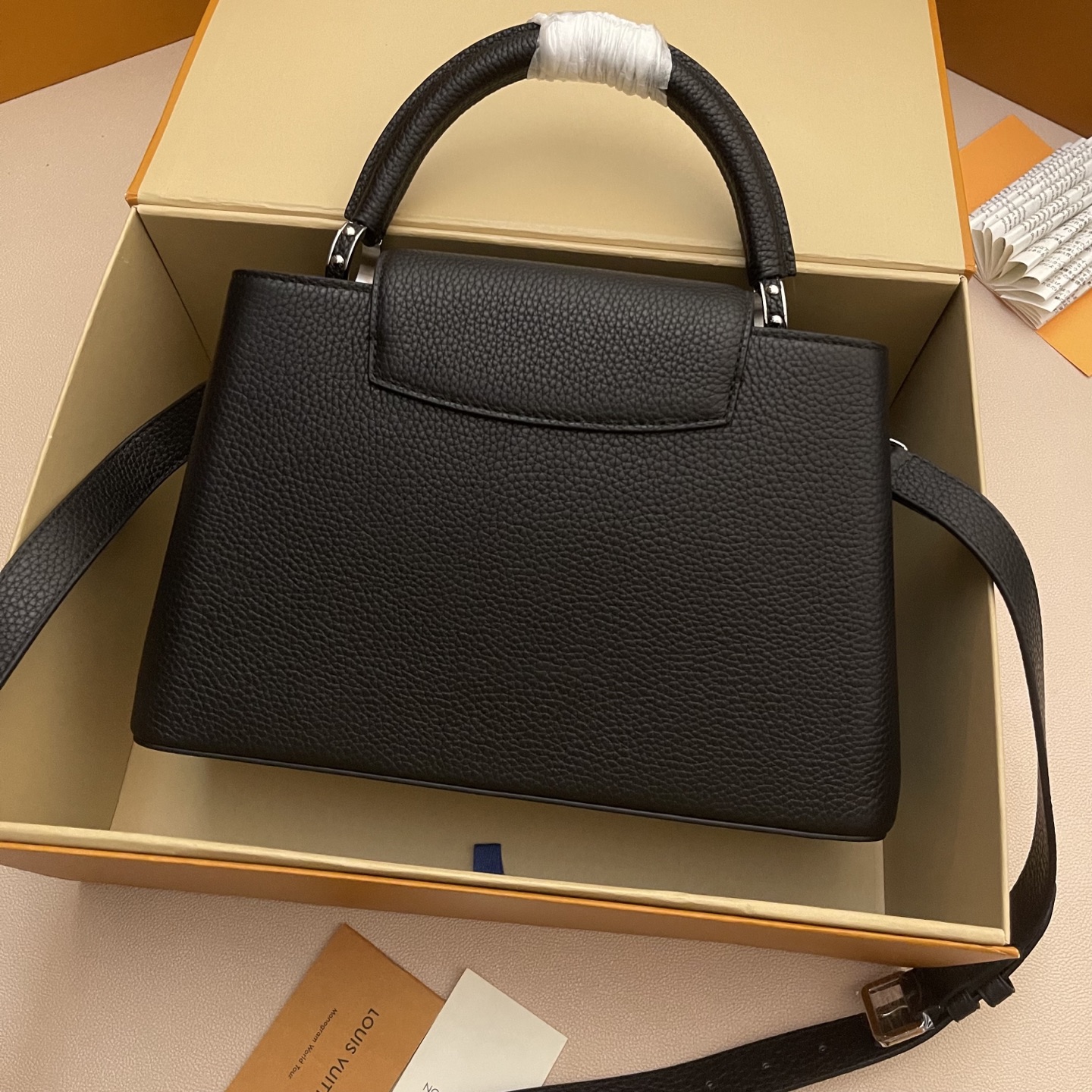 LOUIS VUITTON Женская сумка Capucines