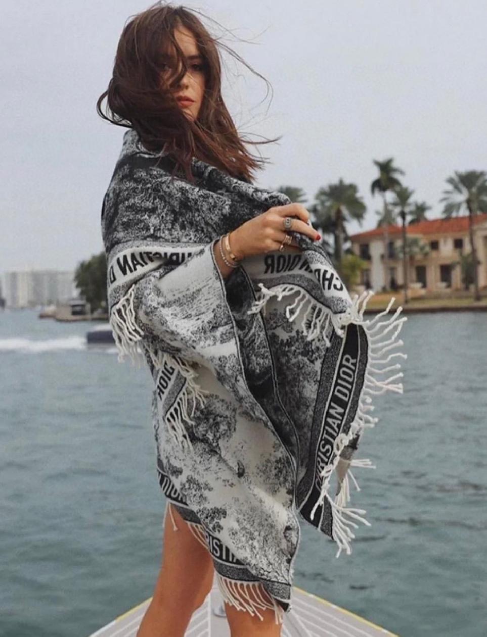 CHRISTIAN DIOR Женская шаль Yoju Animal Jungle CHRISTIAN DIOR Женская шаль Yoju Animal Jungle