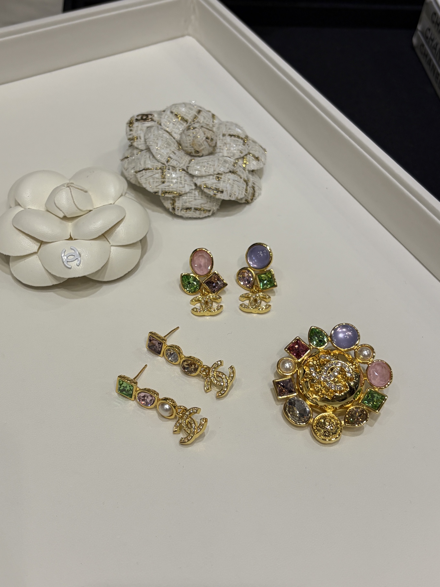 CHANEL Женская брошь с цветными кристаллами и жемчужинами CHANEL Женская брошь с цветными кристаллами и жемчужинами