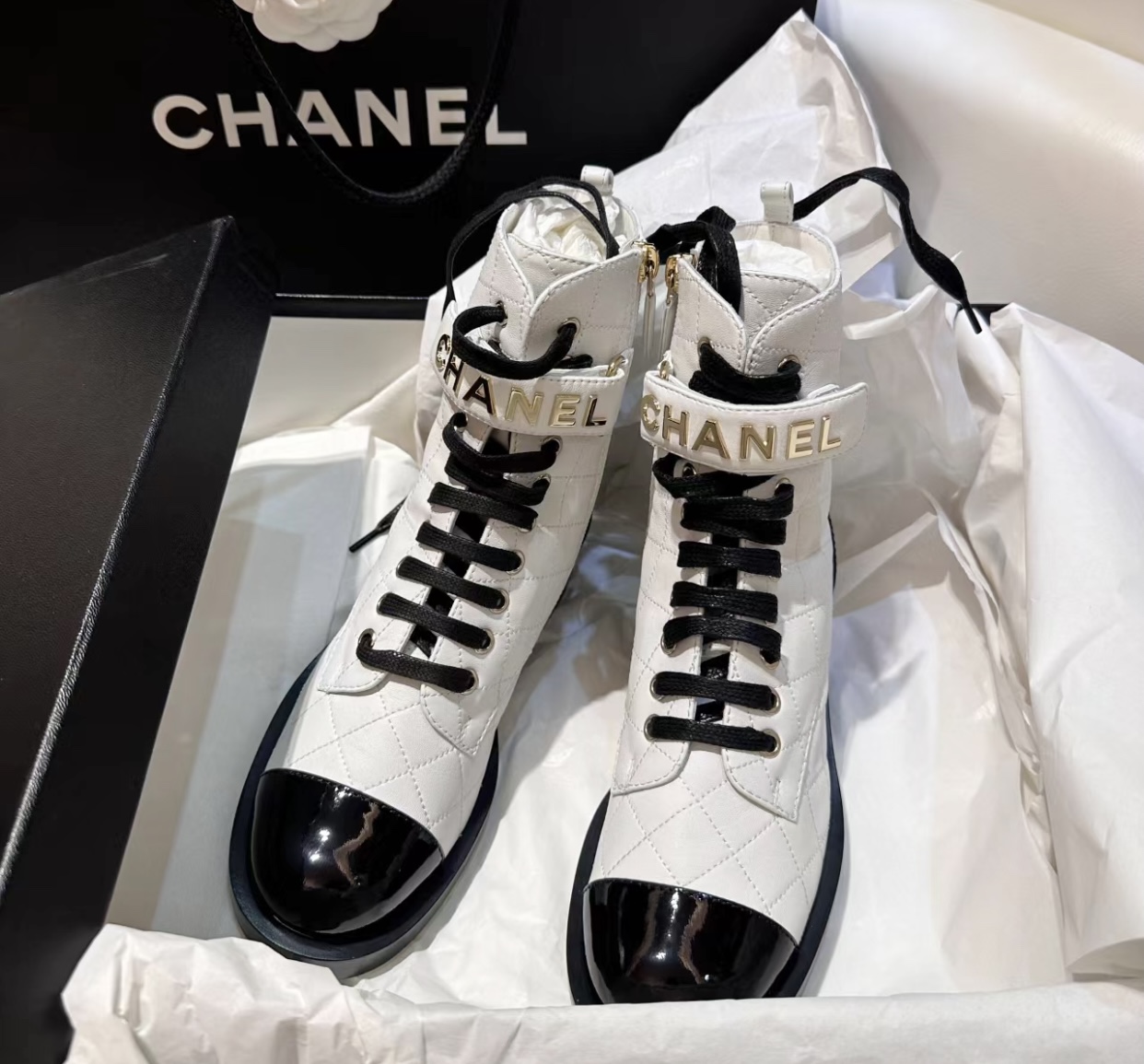 CHANEL Женские стёганые ботинки с перемычкой CHANEL Женские стёганые ботинки с перемычкой