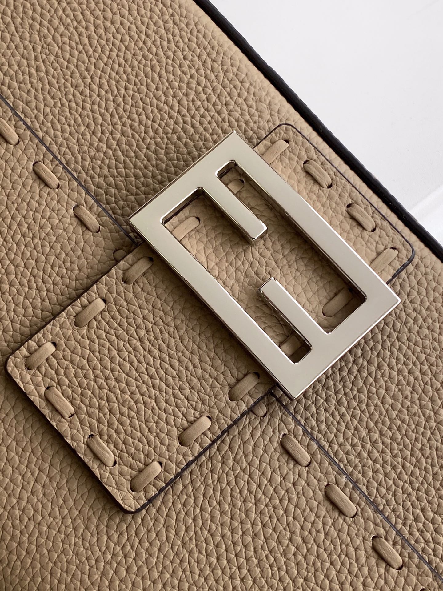 FENDI Женская сумка baguette 