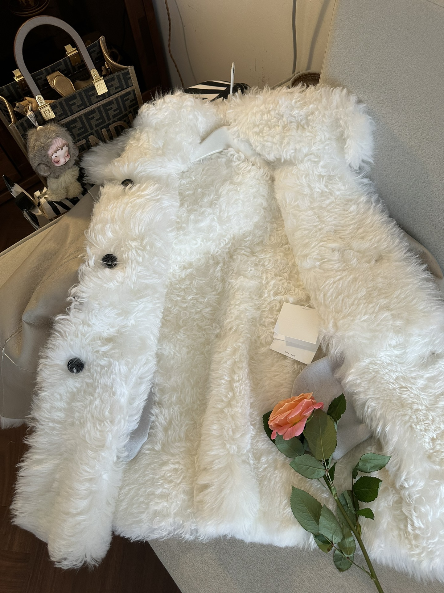 THE ROW Женская шуба из овчины  THE ROW Женская шуба из овчины