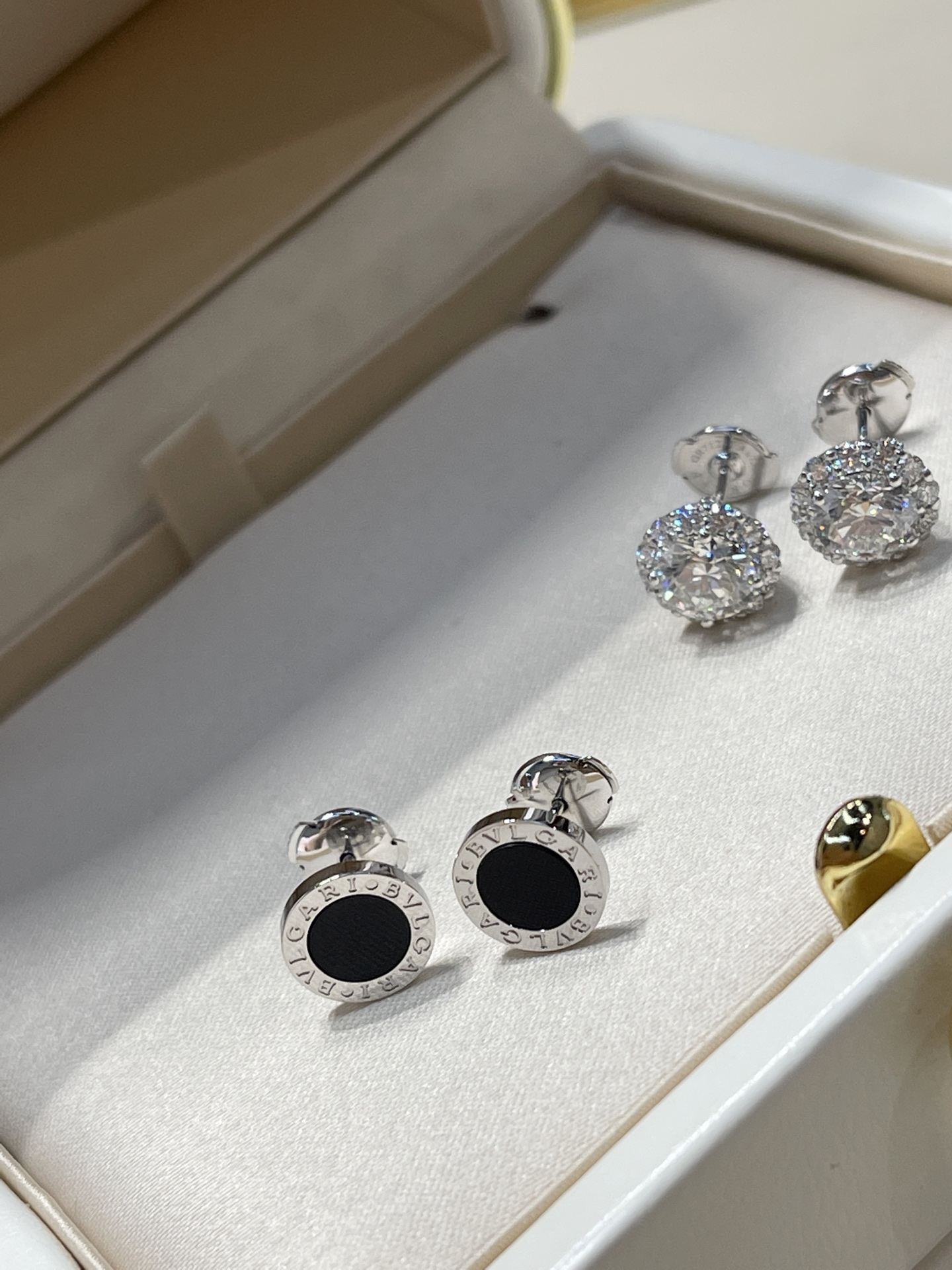 BVLGARI Пусеты из белого золота с ониксом BVLGARI Пусеты из белого золота с ониксом