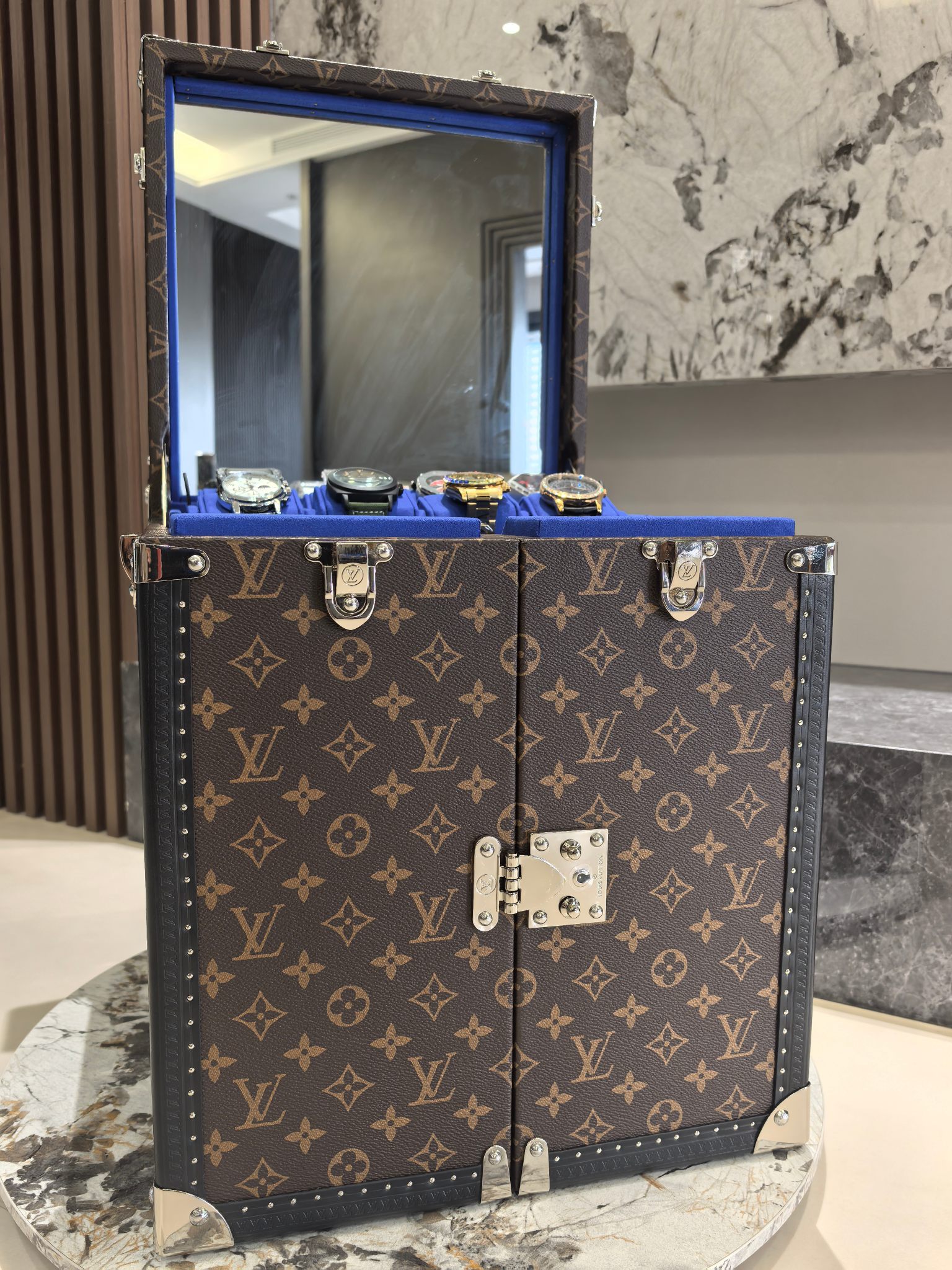 LOUIS VUITTON Ящик для хранения часов LOUIS VUITTON Ящик для хранения часов