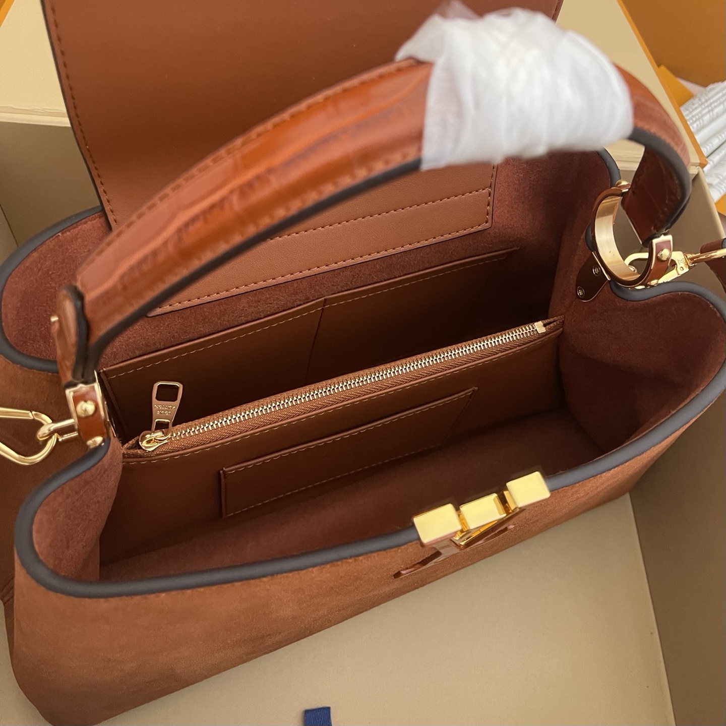 LOUIS VUITTON Женская сумка Capucines Souple M14371 LOUIS VUITTON Женская сумка Capucines Souple M14371