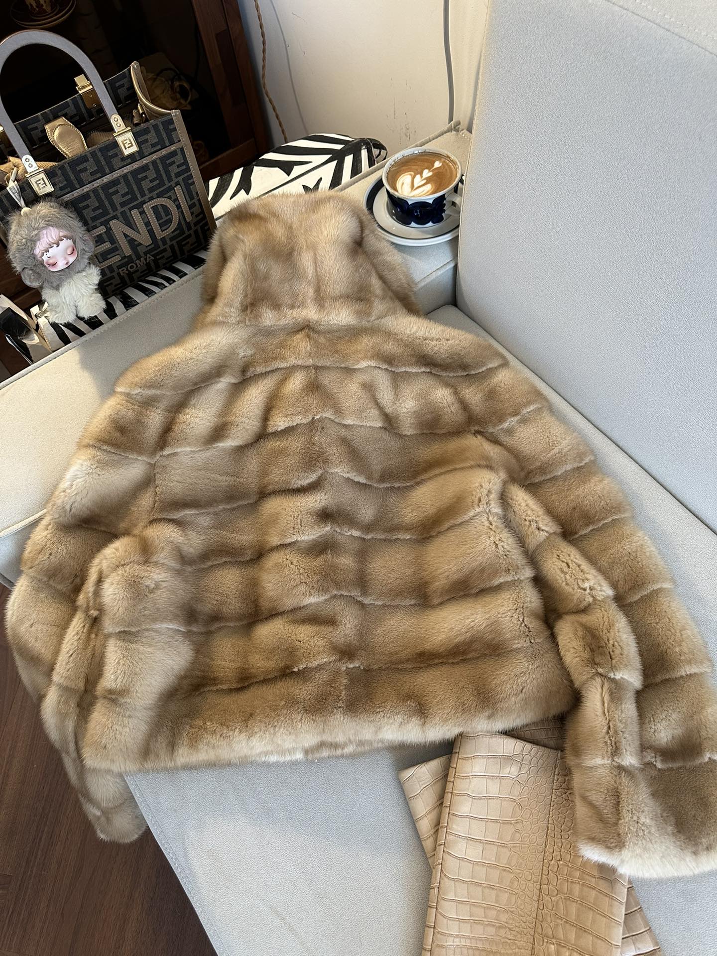 FENDI Женская шуба из норки  FENDI Женская шуба из норки