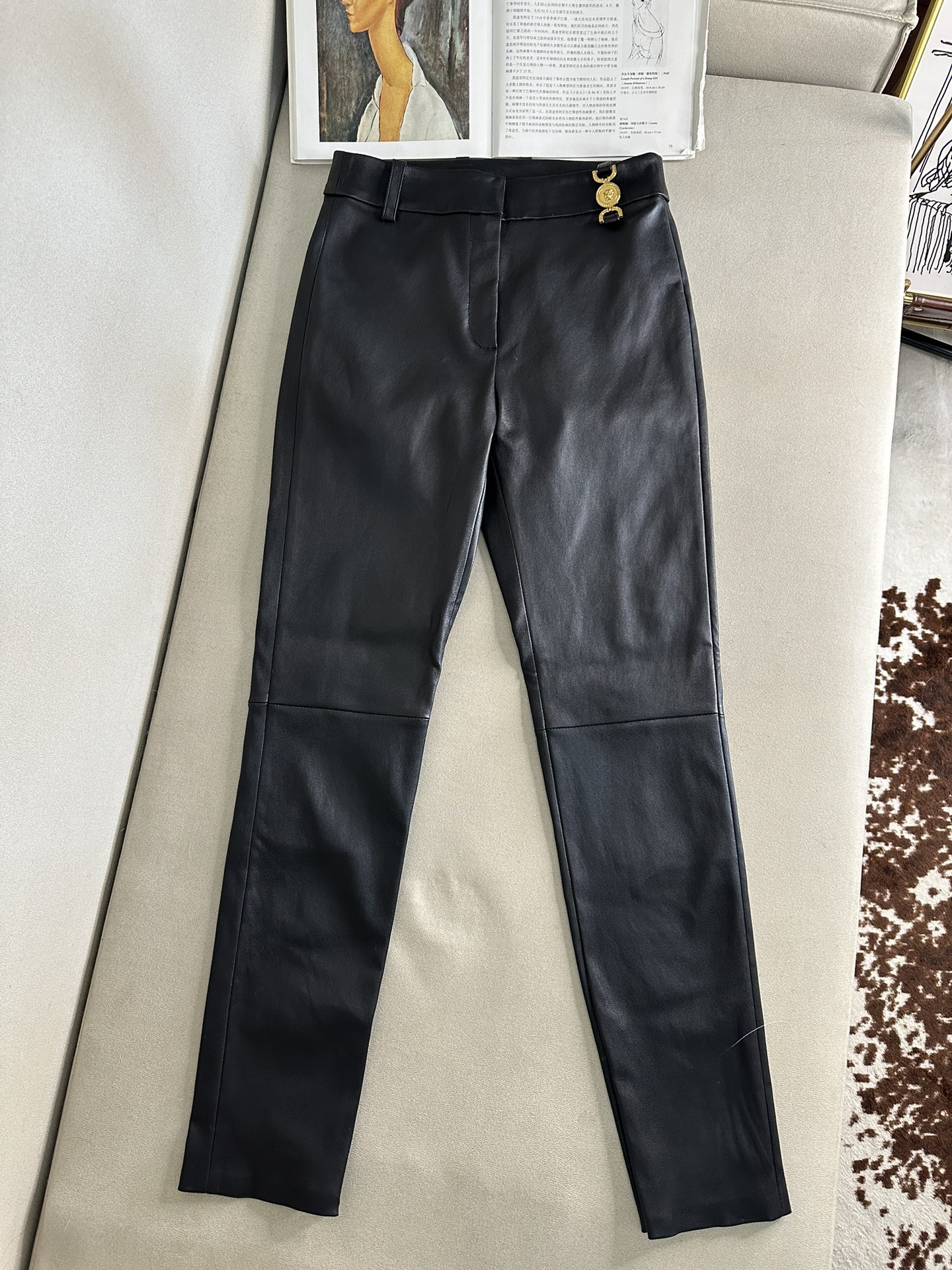 VERSACE Женские кожаные брюки