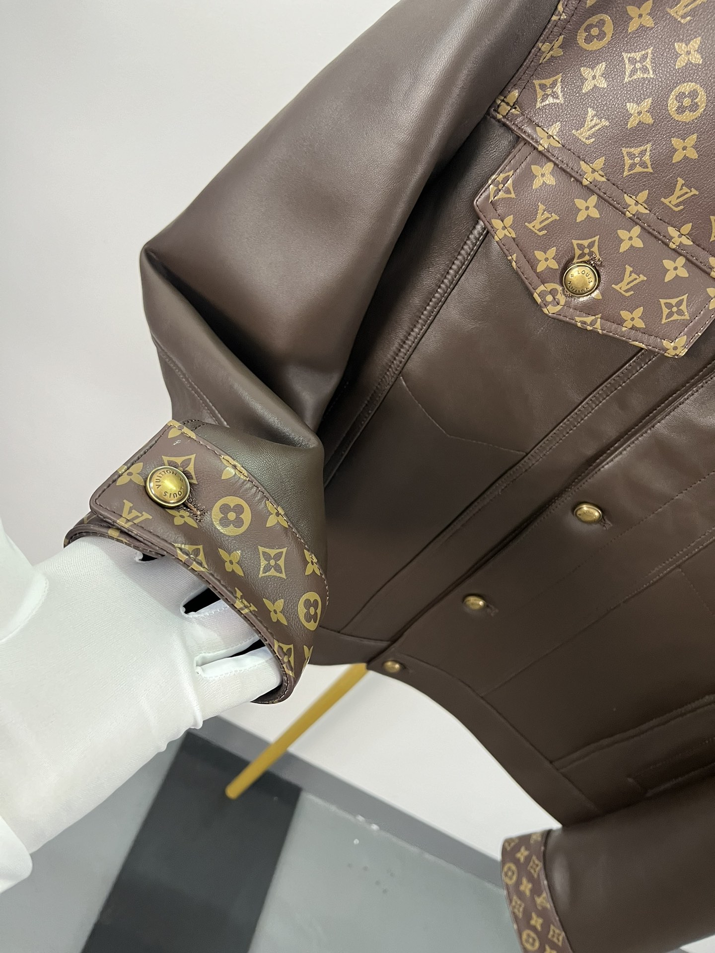 LOUIS VUITTON Мужская кожаная куртка LOUIS VUITTON Мужская кожаная куртка