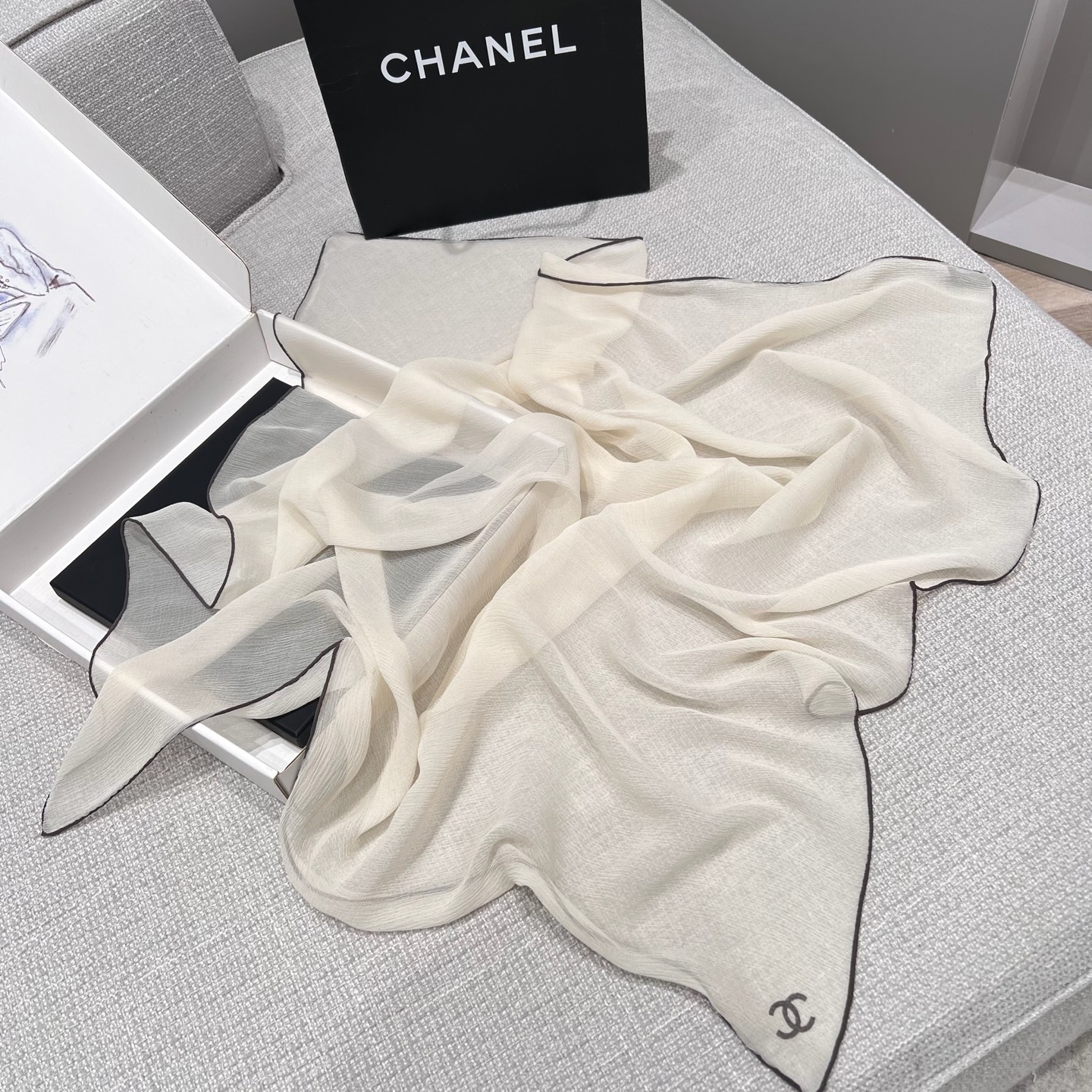 CHANEL Женский платок шёлк CHANEL Женский платок шёлк