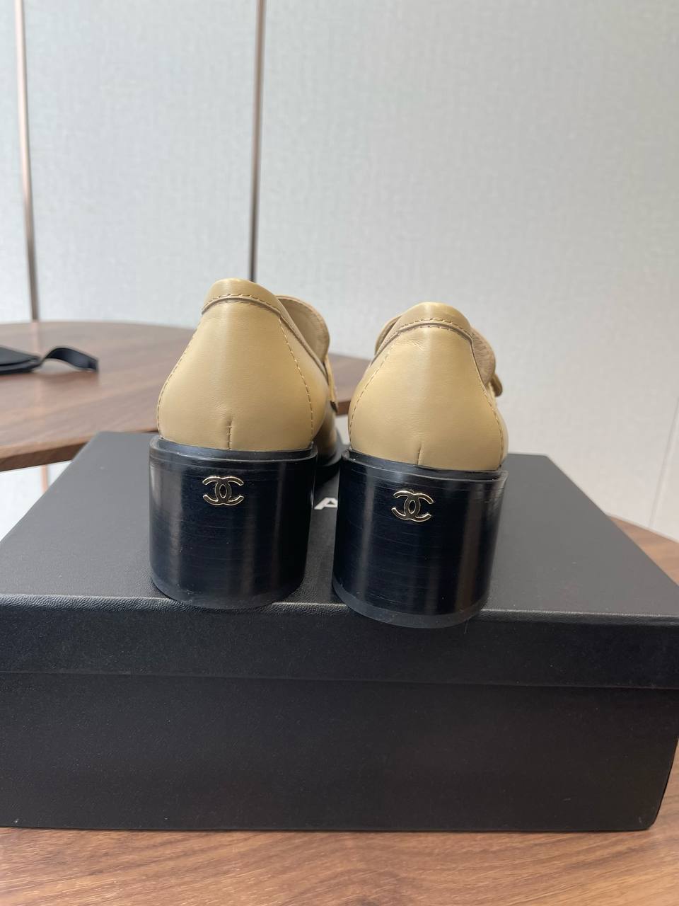 CHANEL Женские туфли из телячьей кожи  CHANEL Женские туфли из телячьей кожи