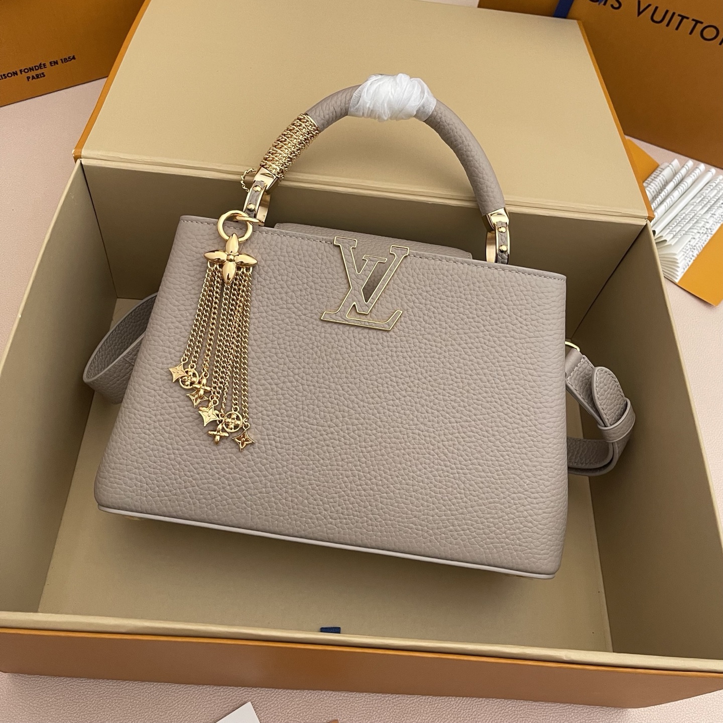 LOUIS VUITTON Женская Сумка Capucines