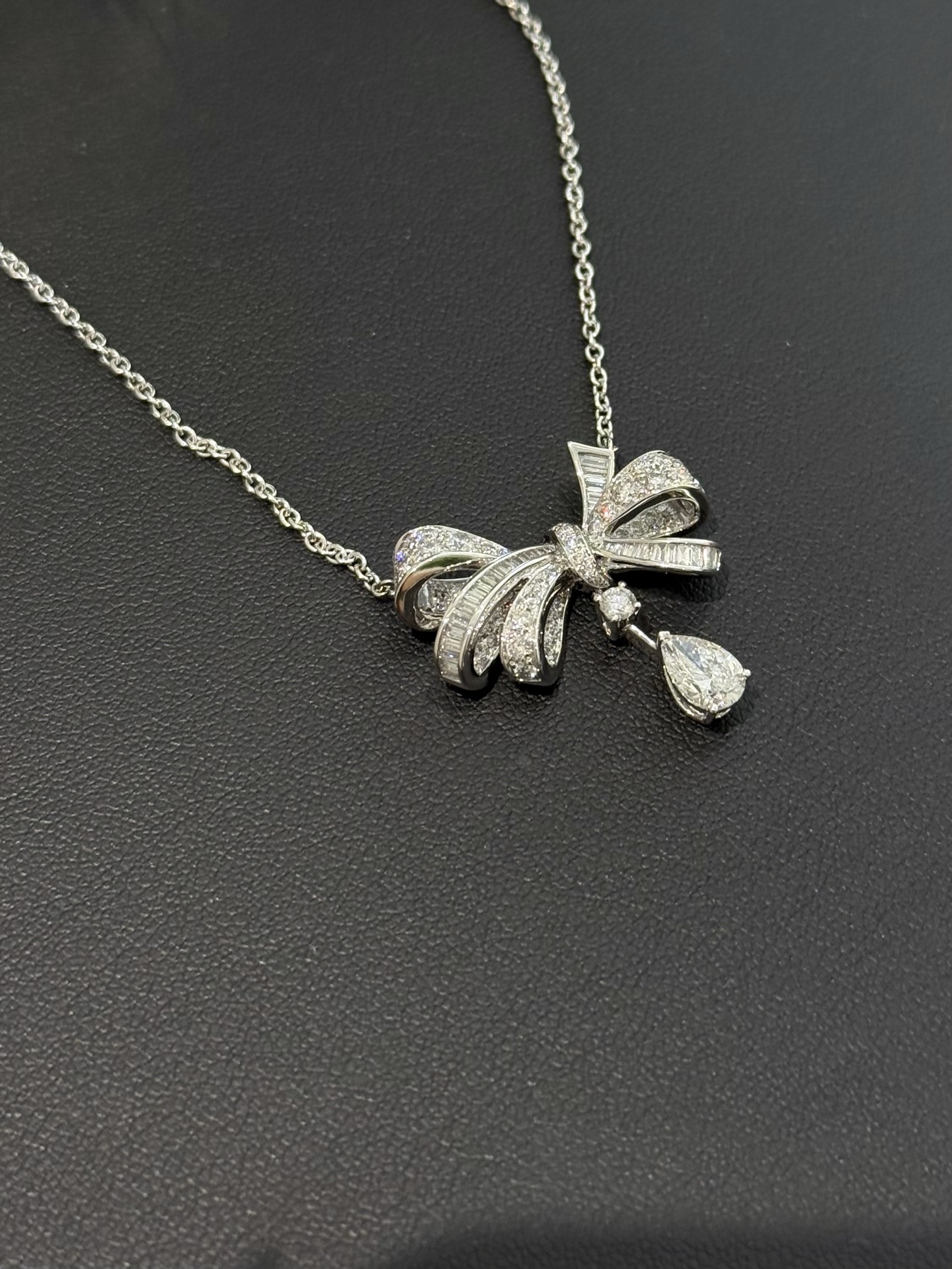 GRAFF Колье Tilda's Bow белое золото и бриллианты GRAFF Колье Tilda's Bow белое золото и бриллианты