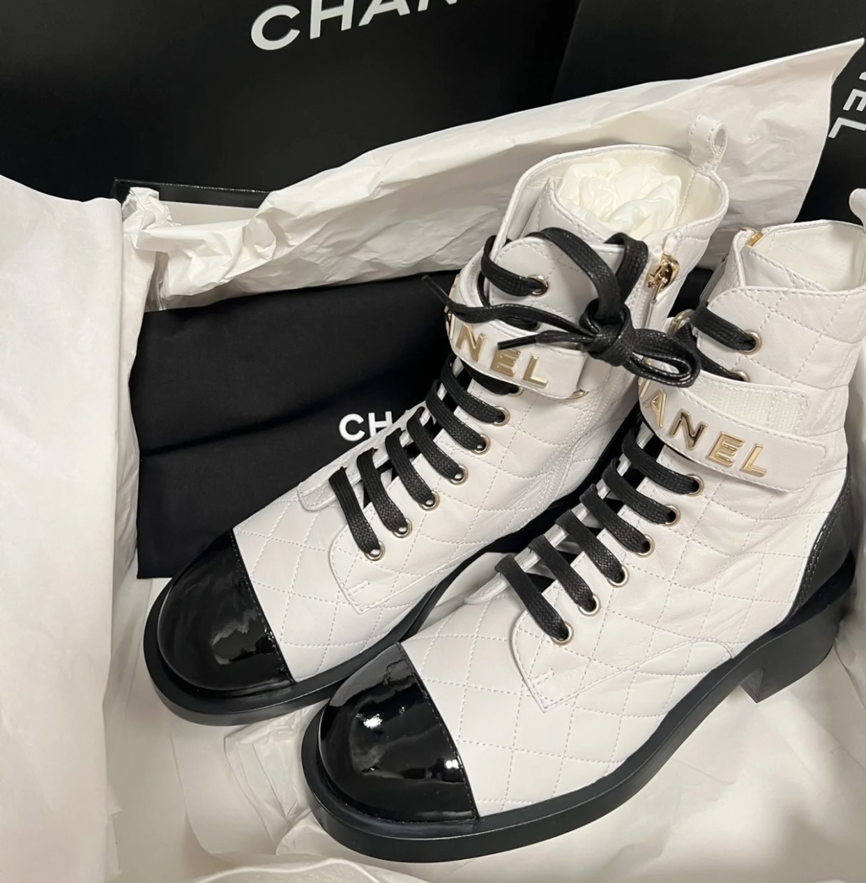 CHANEL Женские стёганые ботинки с перемычкой CHANEL Женские стёганые ботинки с перемычкой