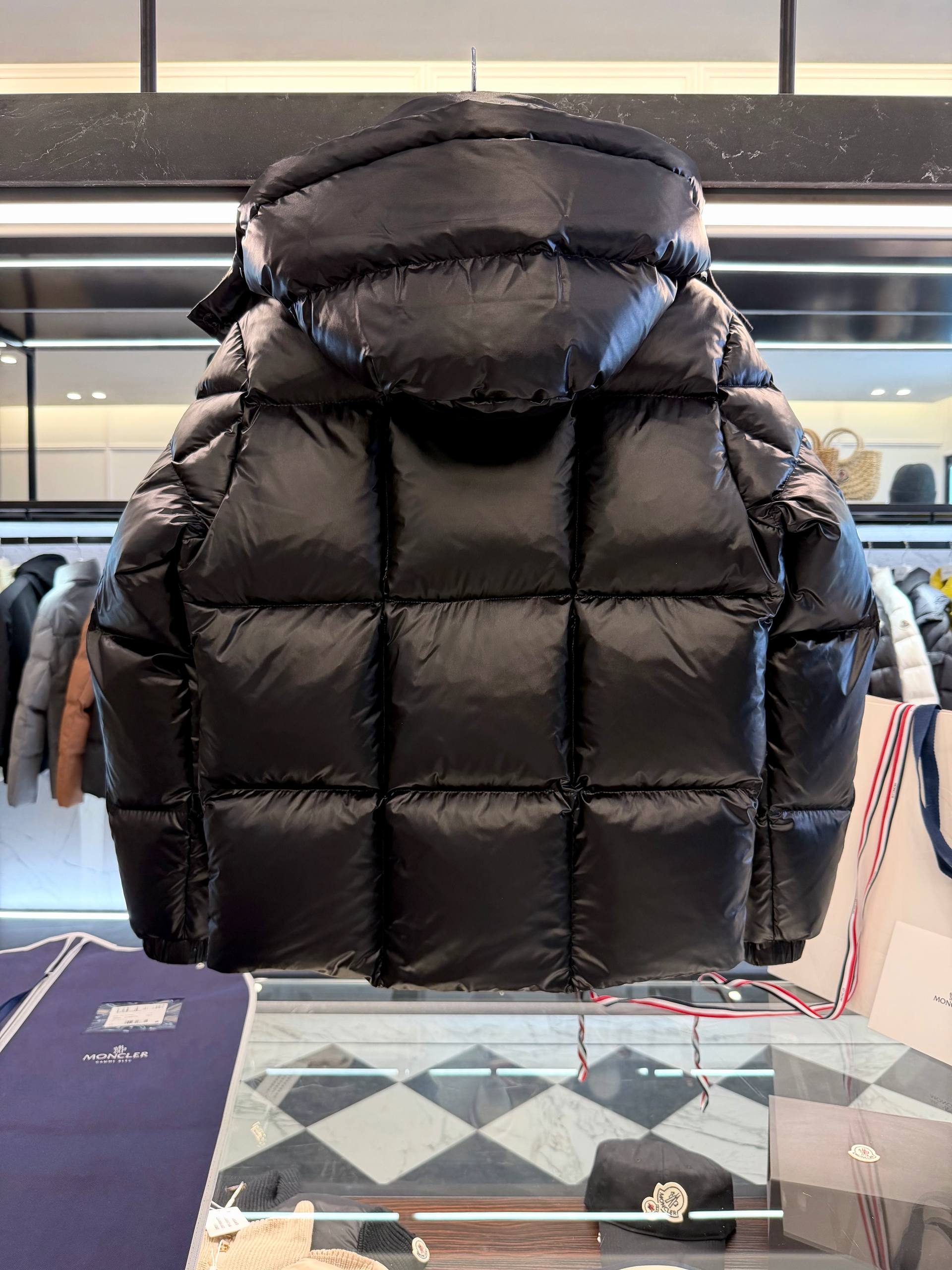 MONCLER Мужской утеплённый пуховик MONCLER Мужской утеплённый пуховик