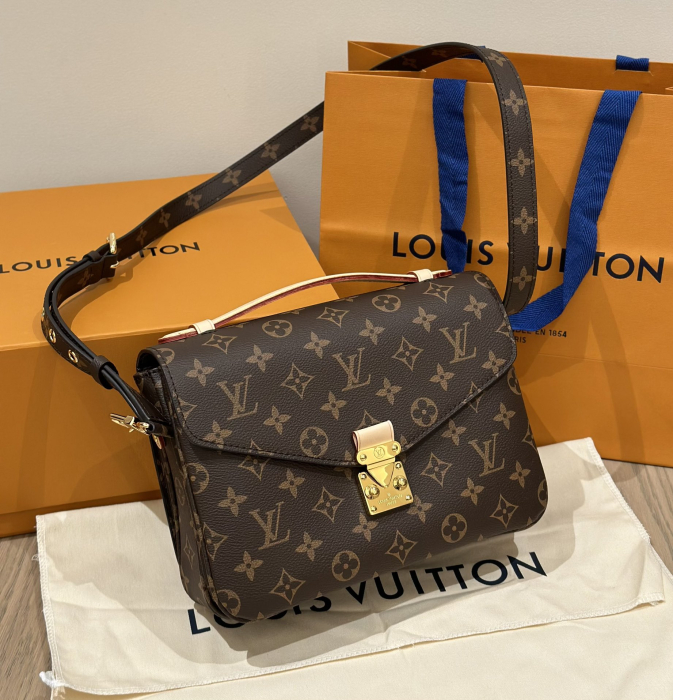 LOUIS VUITTON Женская сумка Pochette Metis Monogram