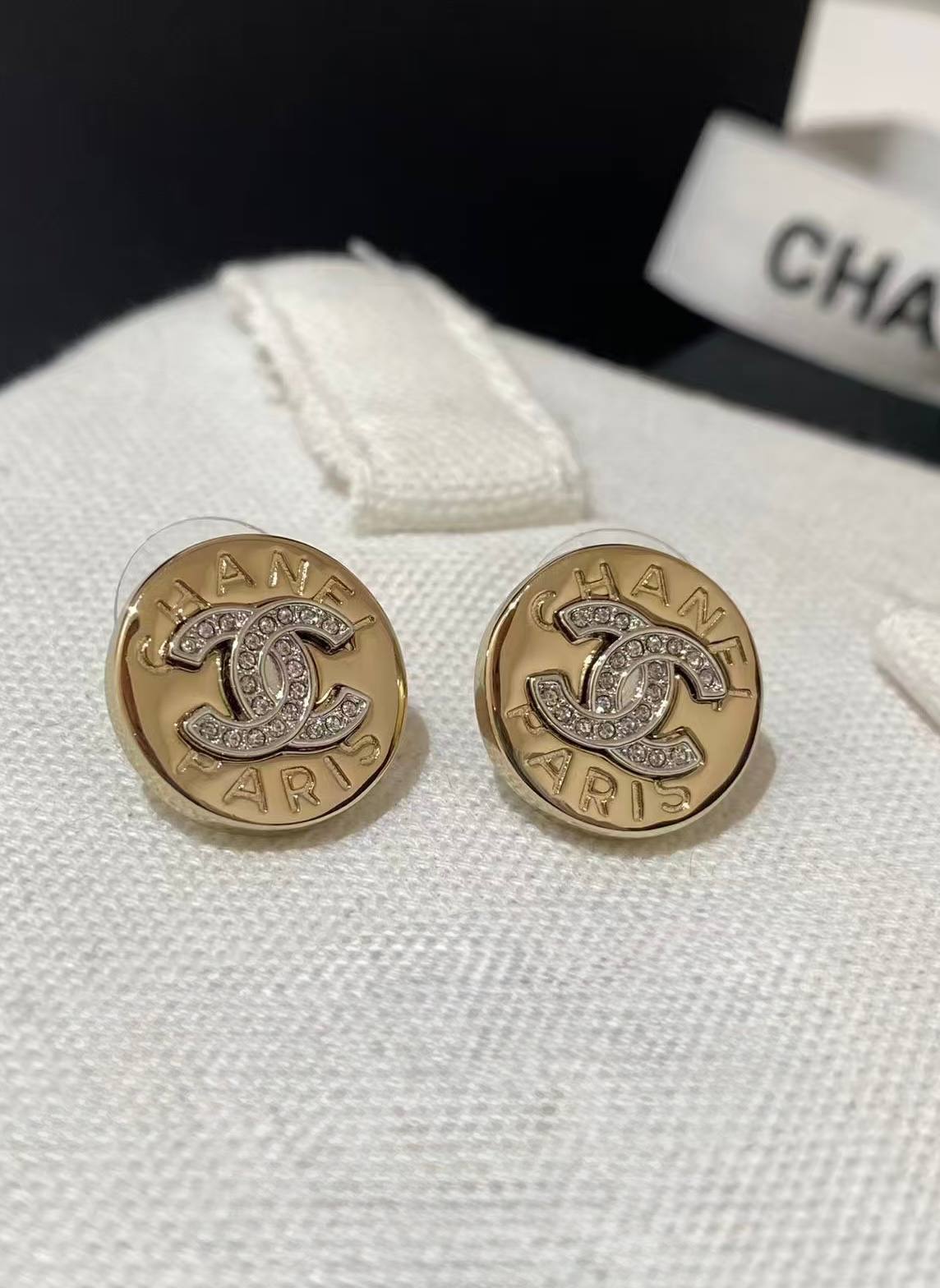 CHANEL Женские серьги из латуни  CHANEL Женские серьги из латуни