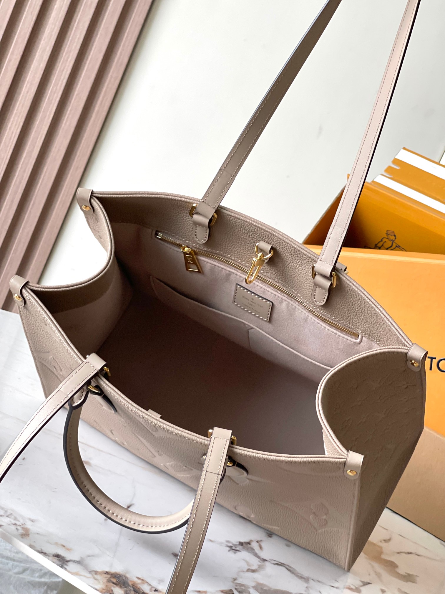 LOUIS VUITTON Женская сумка OnTheGo MM M45607 LOUIS VUITTON Женская сумка OnTheGo MM M45607