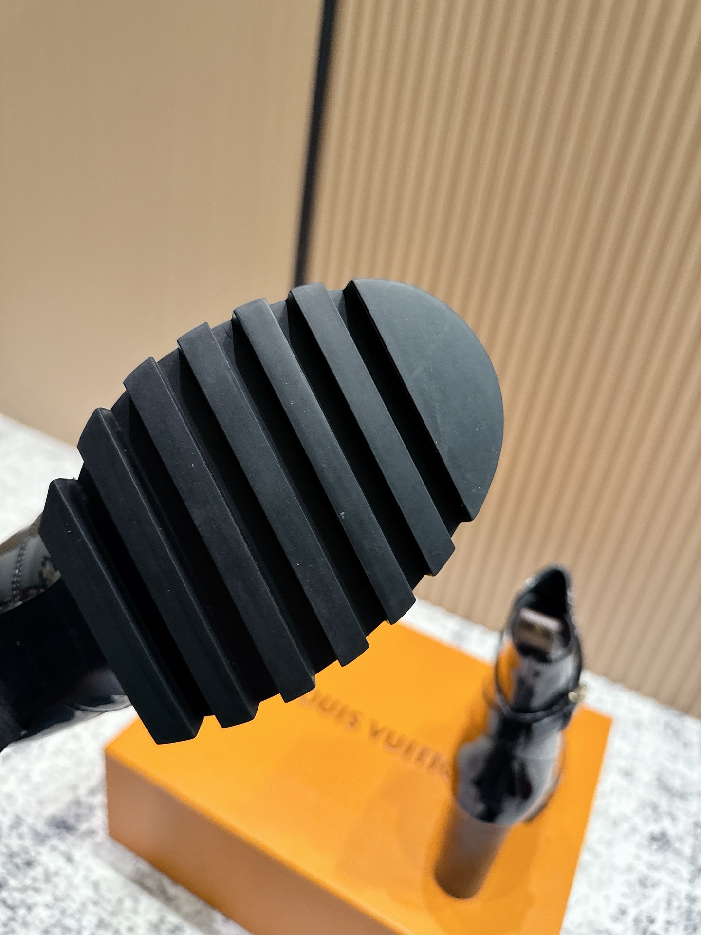 LOUIS VUITTON Женские лакированные ботильоны LOUIS VUITTON Женские лакированные ботильоны