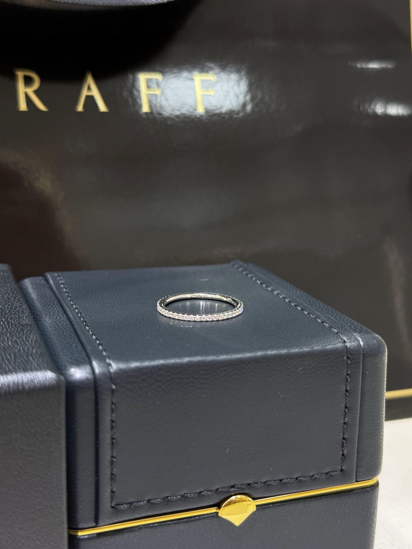 GRAFF Кольцо из белого золота с бриллиантами GRAFF Кольцо из белого золота с бриллиантами