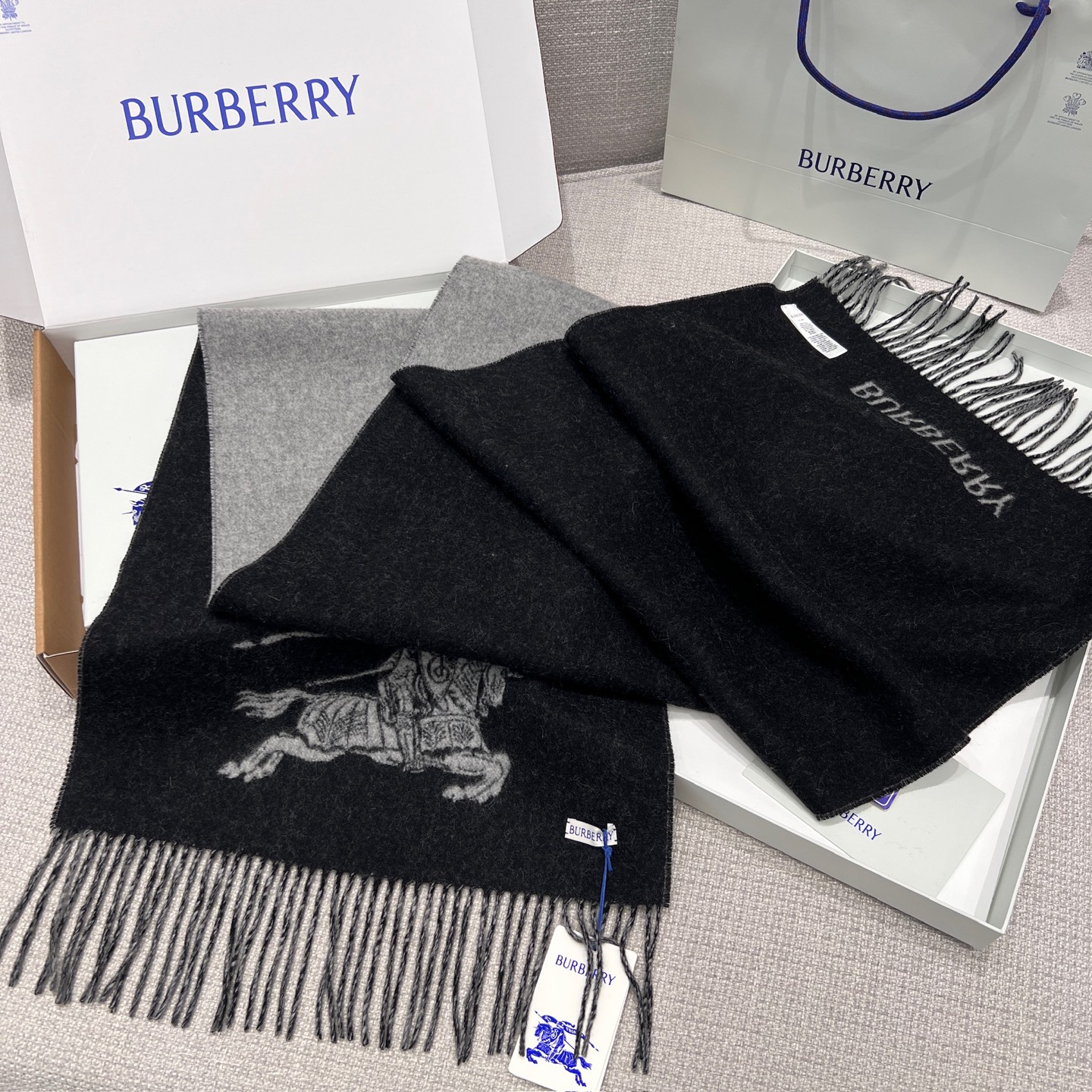 BURBERRY Женский шарф из кашемира в монохромной гамме 