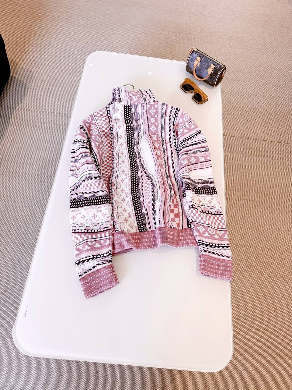 LOUIS VUITTON Женский пуловер LOUIS VUITTON Женский пуловер