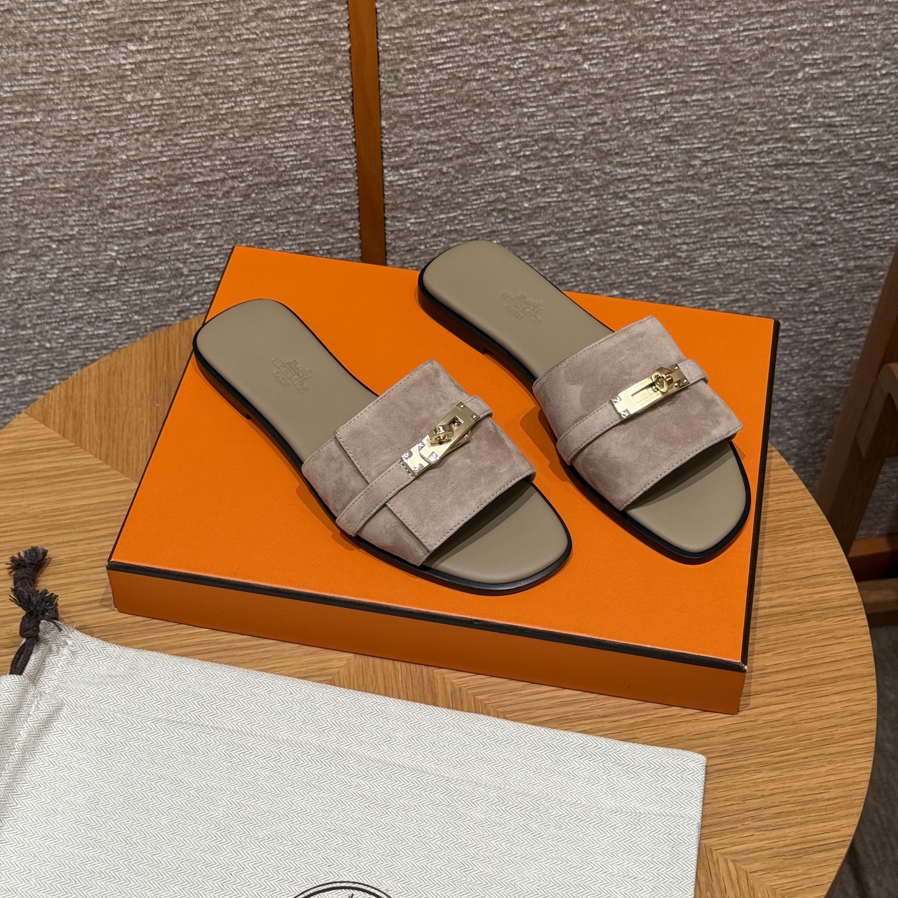 HERMES Женские сандалии Giulia из замши HERMES Женские сандалии Giulia из замши