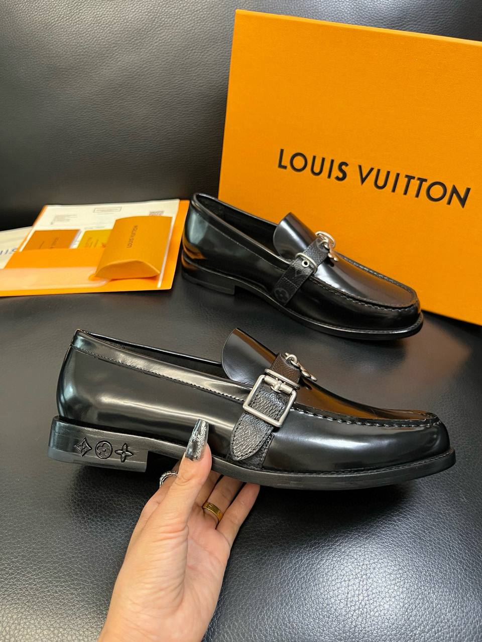 LOUIS VUITTON Мужские туфли из коровьей кожи с фурнитурой