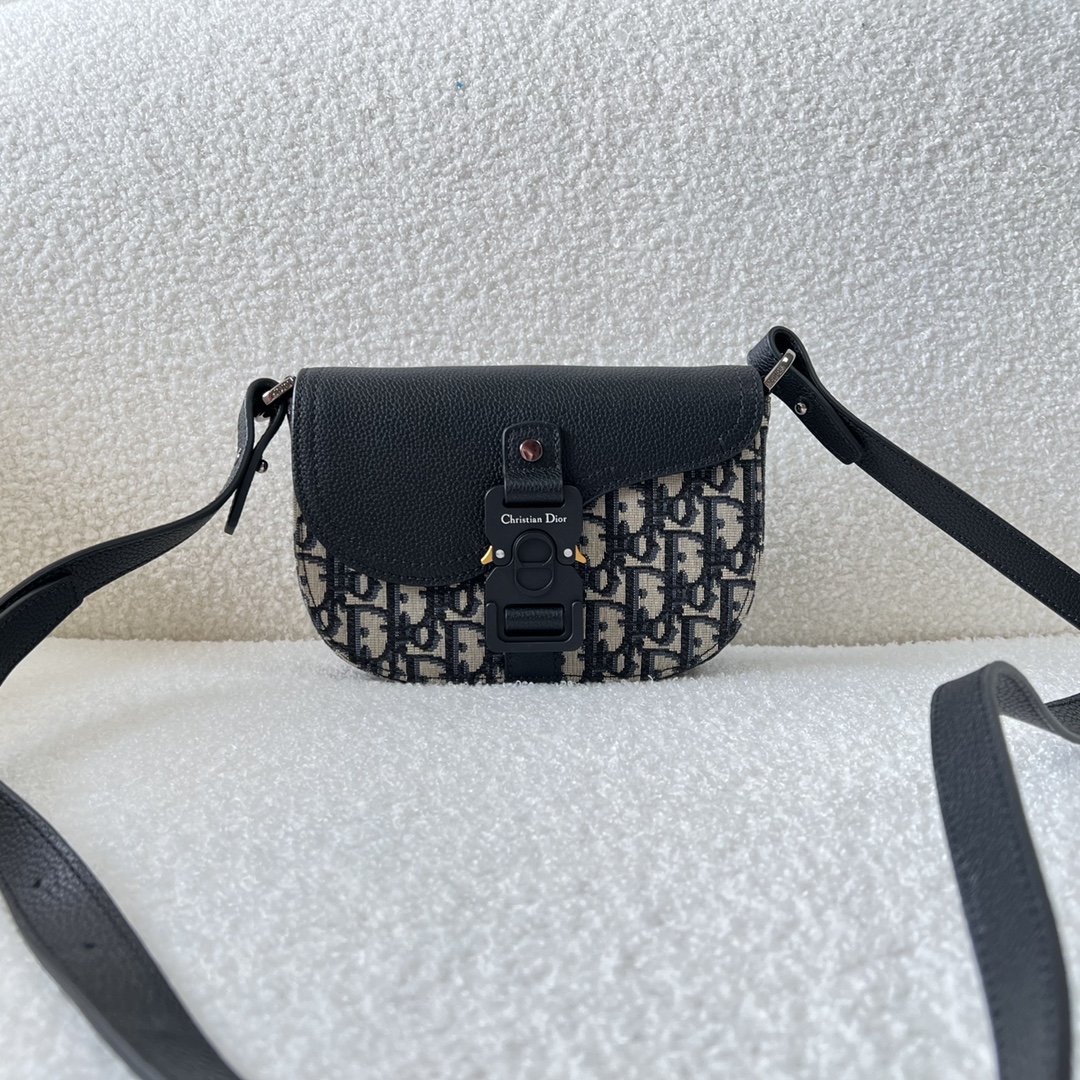 CHRISTIAN DIOR Мужская сумка Saddle Oblique mini  CHRISTIAN DIOR Мужская сумка Saddle Oblique mini