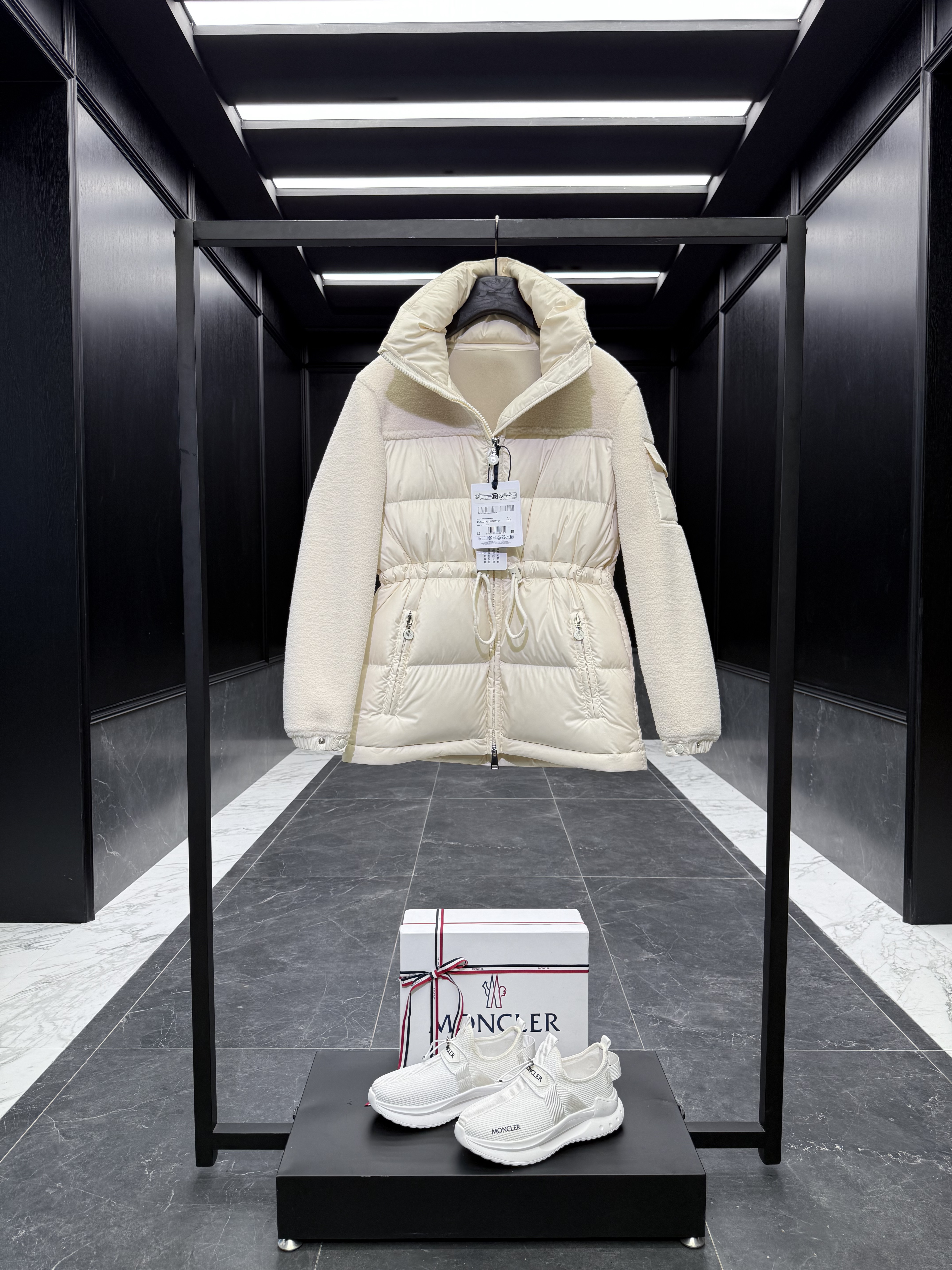 MONCLER Женский пуховик Escaut MONCLER Женский пуховик Escaut