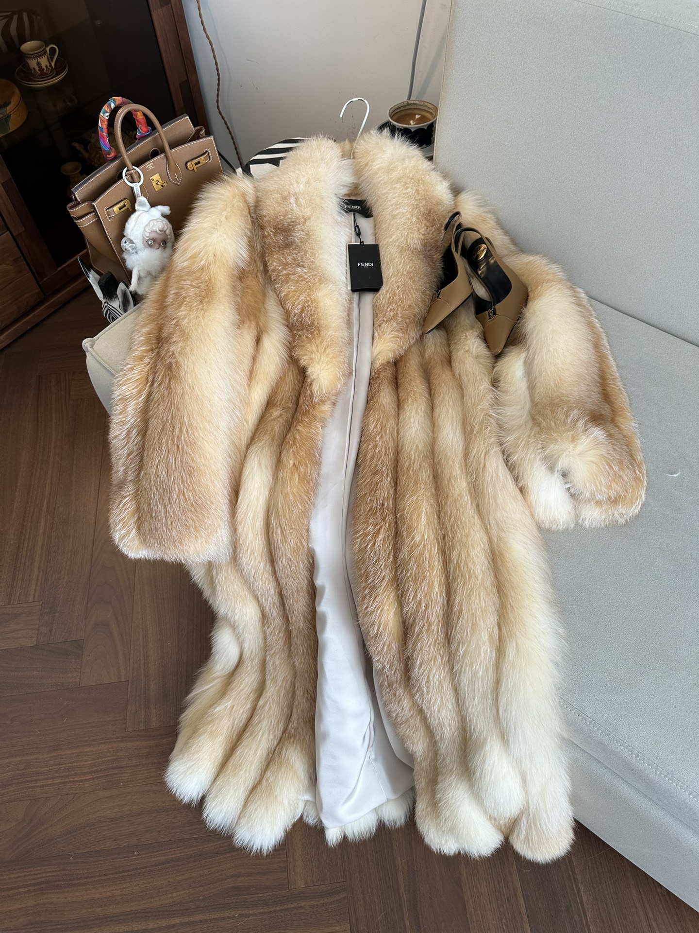 FENDI Женская шуба из меха лисы FENDI Женская шуба из меха лисы