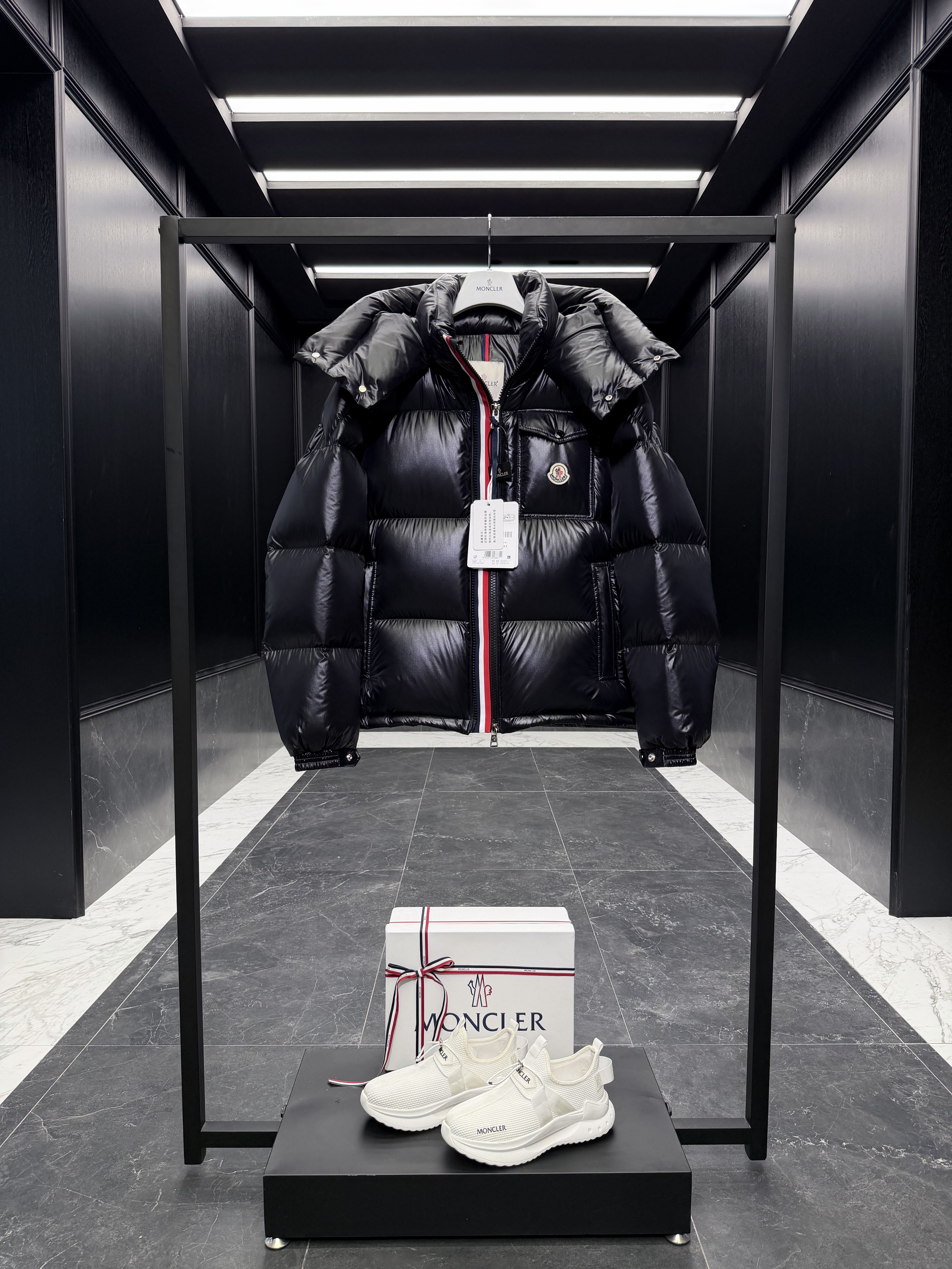 MONCLER Мужской пуховик Montbeliard MONCLER Мужской пуховик Montbeliard