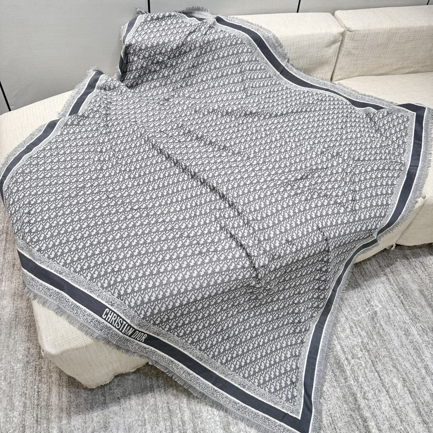 CHRISTIAN DIOR Женская шаль D-Oblique CHRISTIAN DIOR Женская шаль D-Oblique