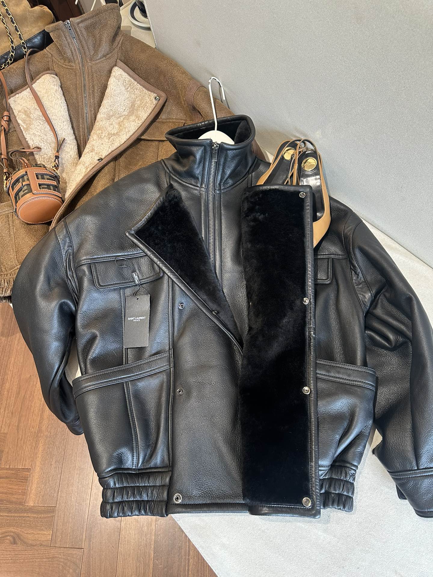 SAINT LAURENT Женская кожаная дублёнка с шерстью SAINT LAURENT Женская кожаная дублёнка с шерстью