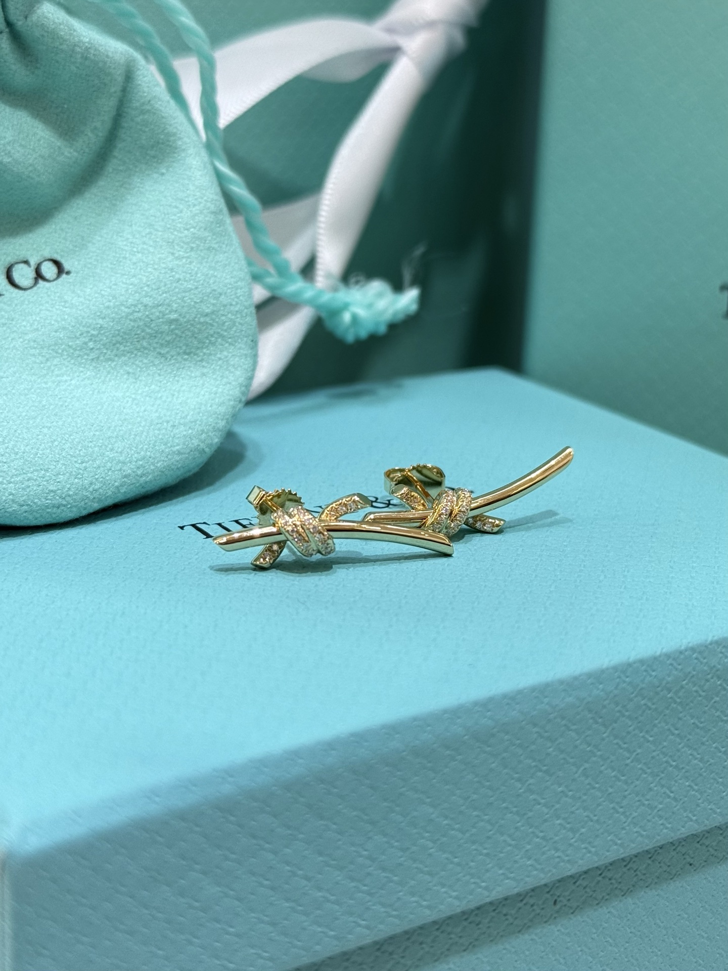 TIFFANY Серьги Knot с бриллиантами из желтого золота 18 карат TIFFANY Серьги Knot с бриллиантами из желтого золота 18 карат