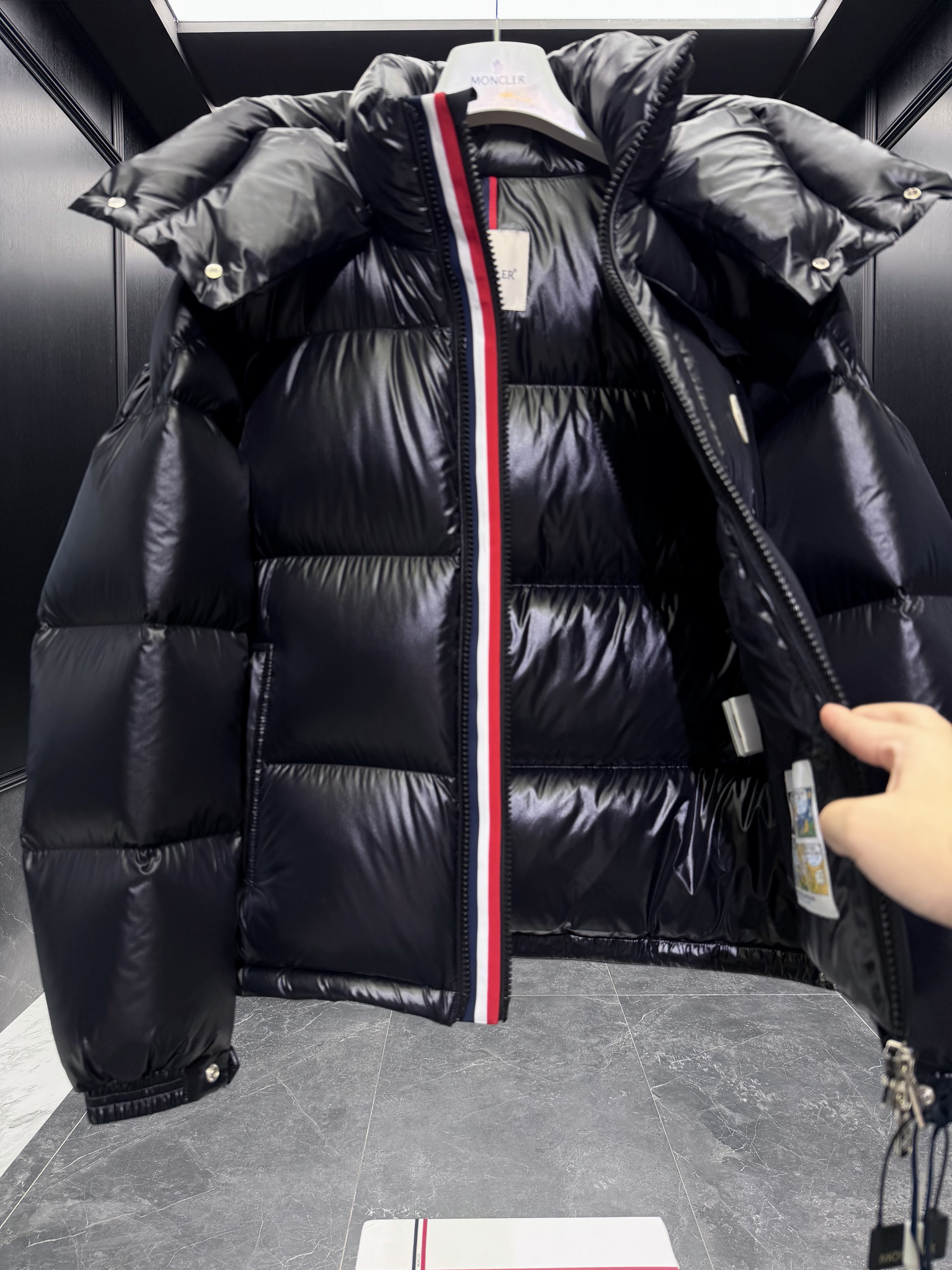 MONCLER Мужской пуховик Montbeliard MONCLER Мужской пуховик Montbeliard