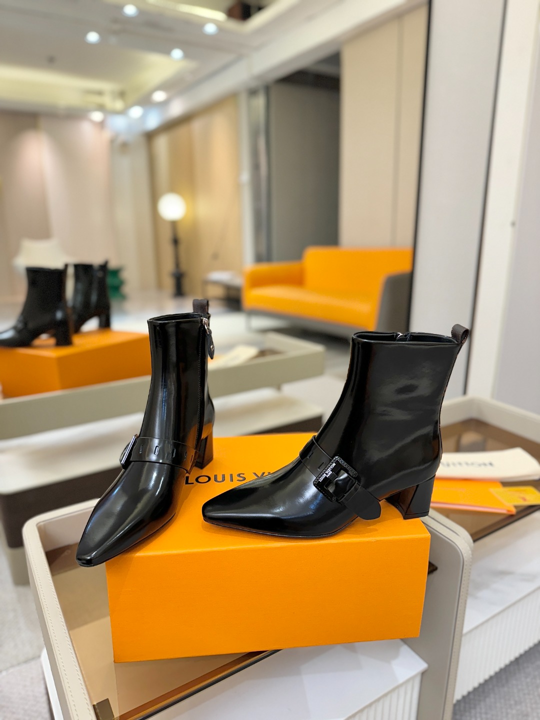 LOUIS VUITTON Женские ботильоны с острым мысом