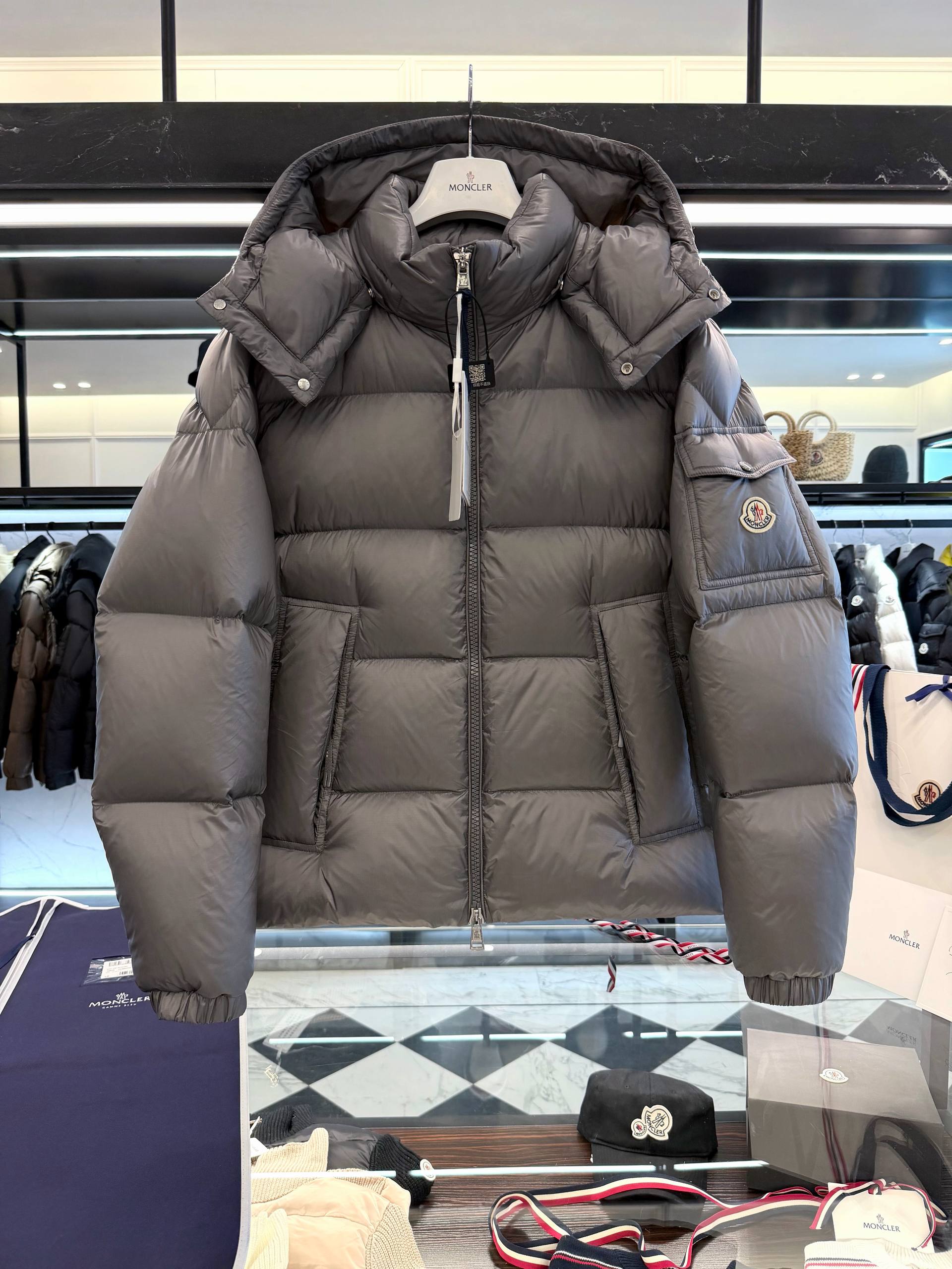 MONCLER Мужской объёмный пуховик MONCLER Мужской объёмный пуховик