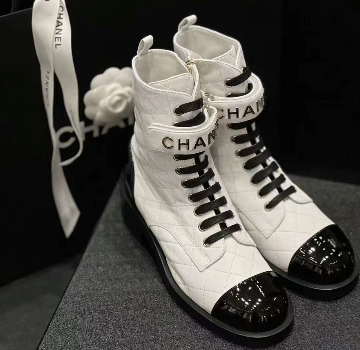 CHANEL Женские стёганые ботинки с перемычкой CHANEL Женские стёганые ботинки с перемычкой