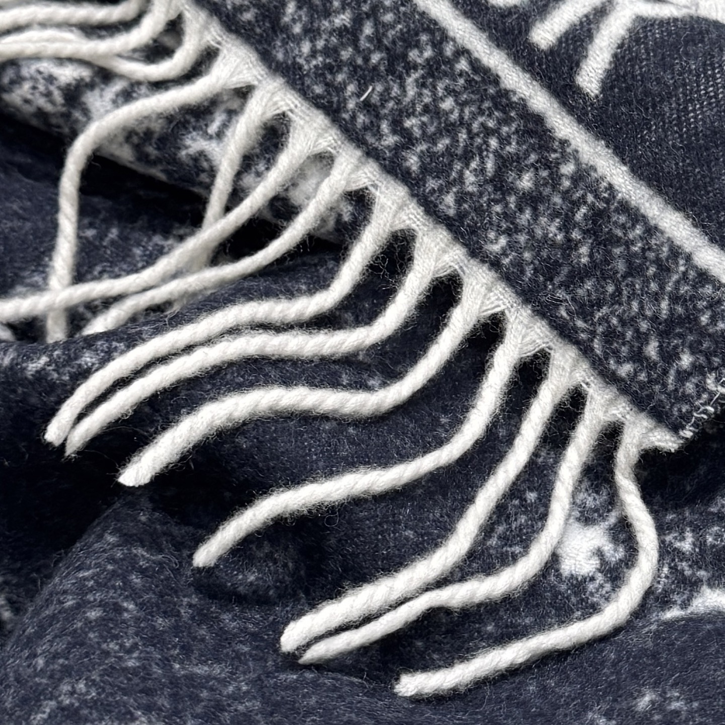 CHRISTIAN DIOR Женская шаль Yoju Animal Jungle CHRISTIAN DIOR Женская шаль Yoju Animal Jungle