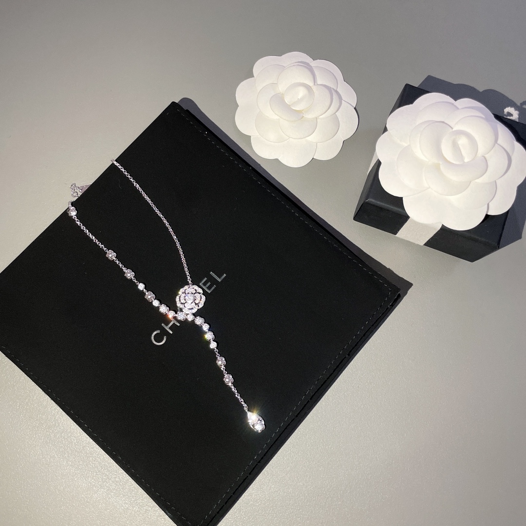 CHANEL Женское длинное колье с кристаллами Camelia CHANEL Женское длинное колье с кристаллами Camelia