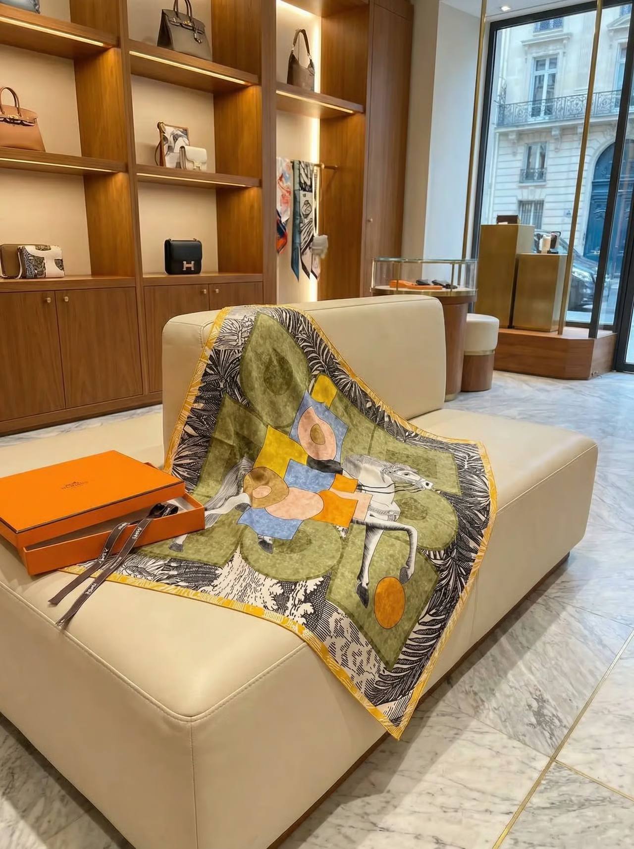 HERMES Женский платок из шелка с лошадью HERMES Женский платок из шелка с лошадью