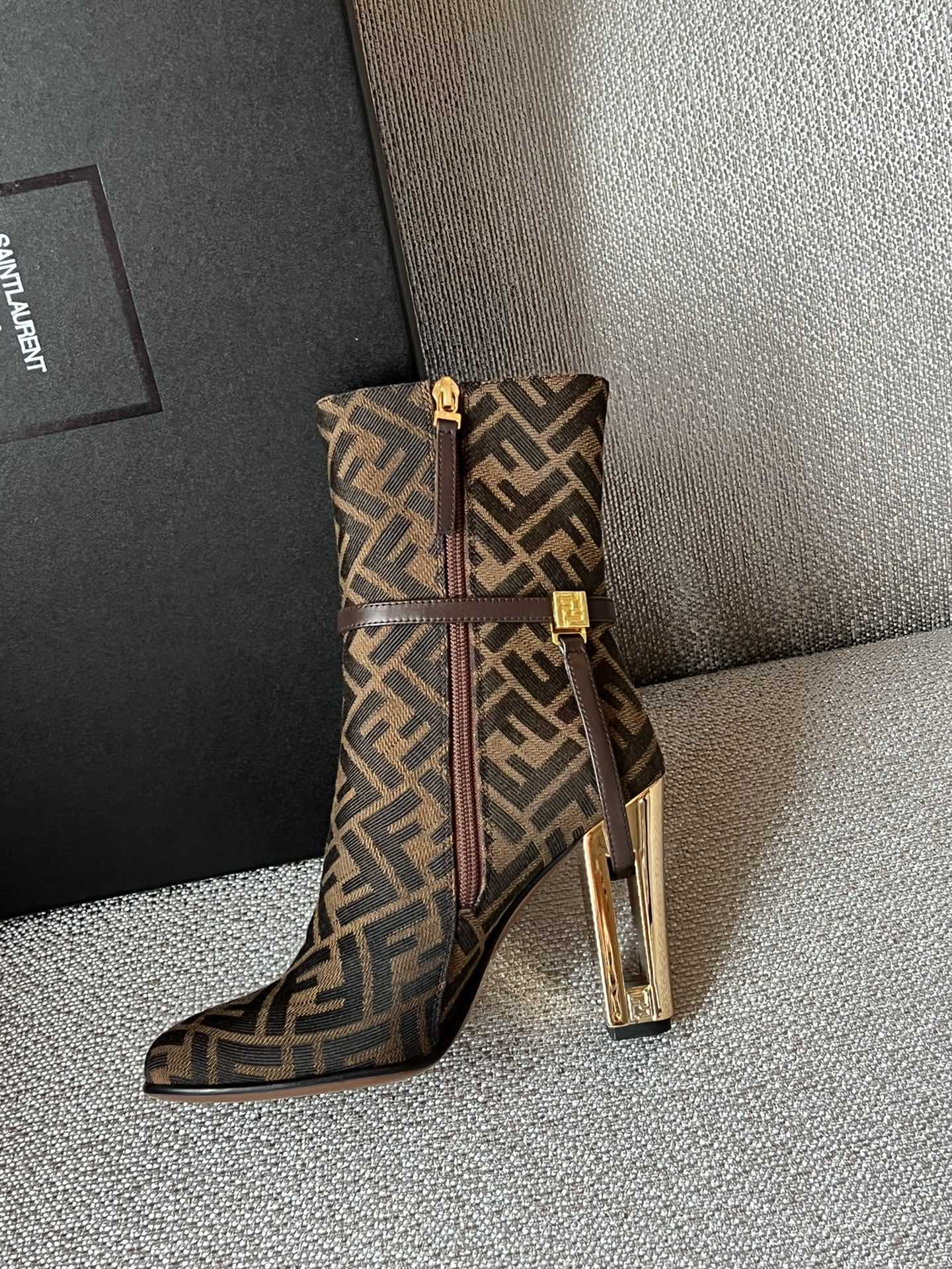 FENDI Женские ботильоны Delfina из жаккарда FENDI Женские ботильоны Delfina из жаккарда