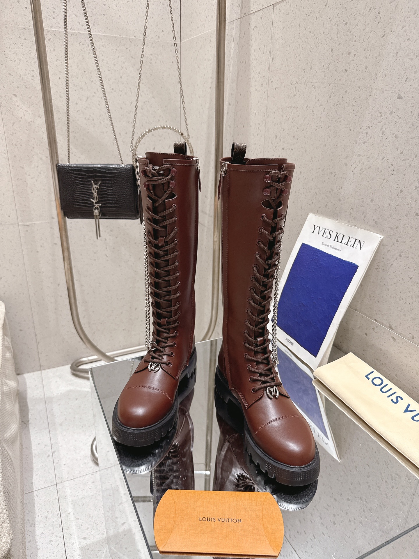 LOUIS VUITTON Женские сапоги из телячьей кожи LOUIS VUITTON Женские сапоги из телячьей кожи