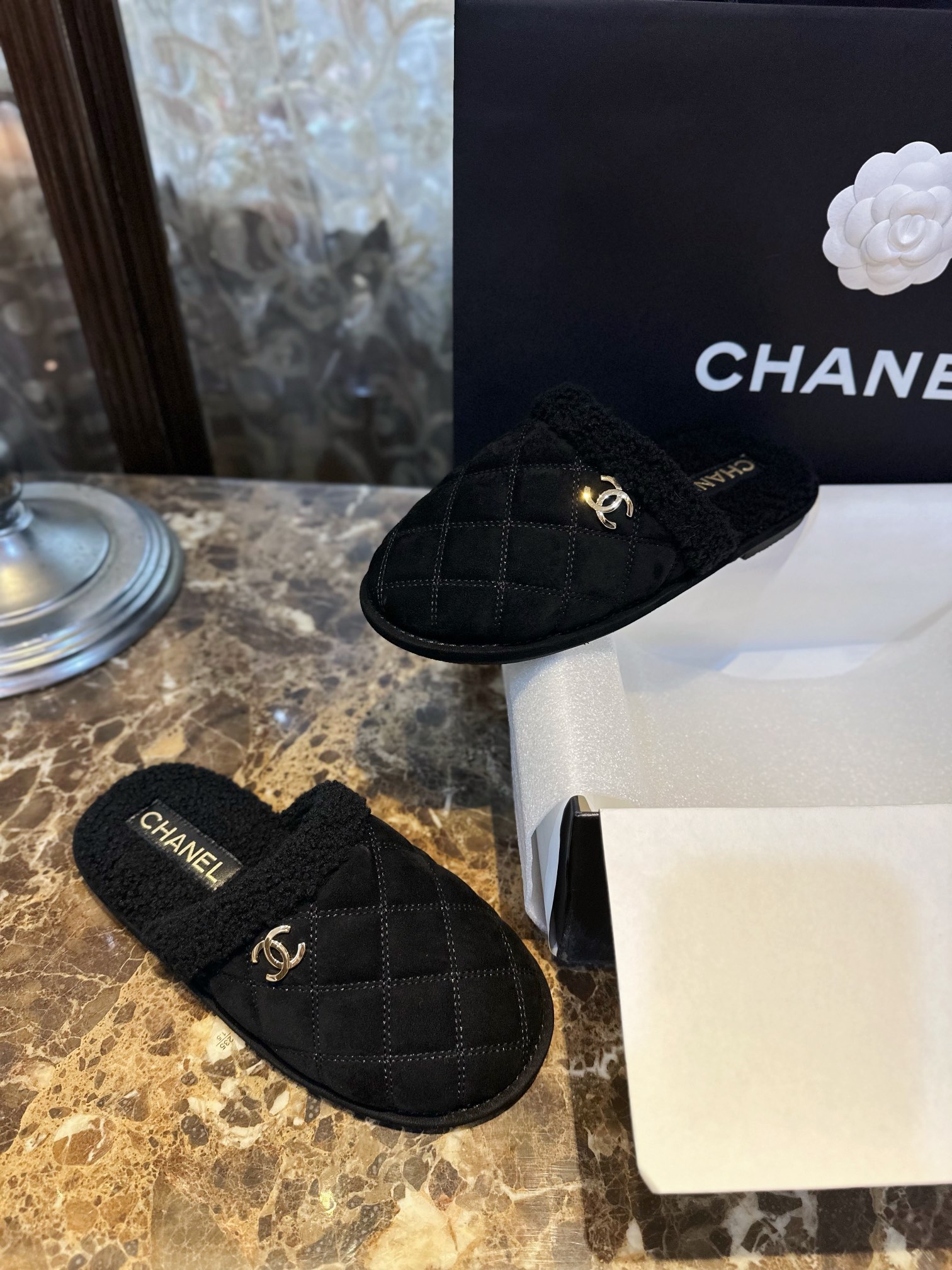 CHANEL Женские тапки из замши и шерсти ягненка