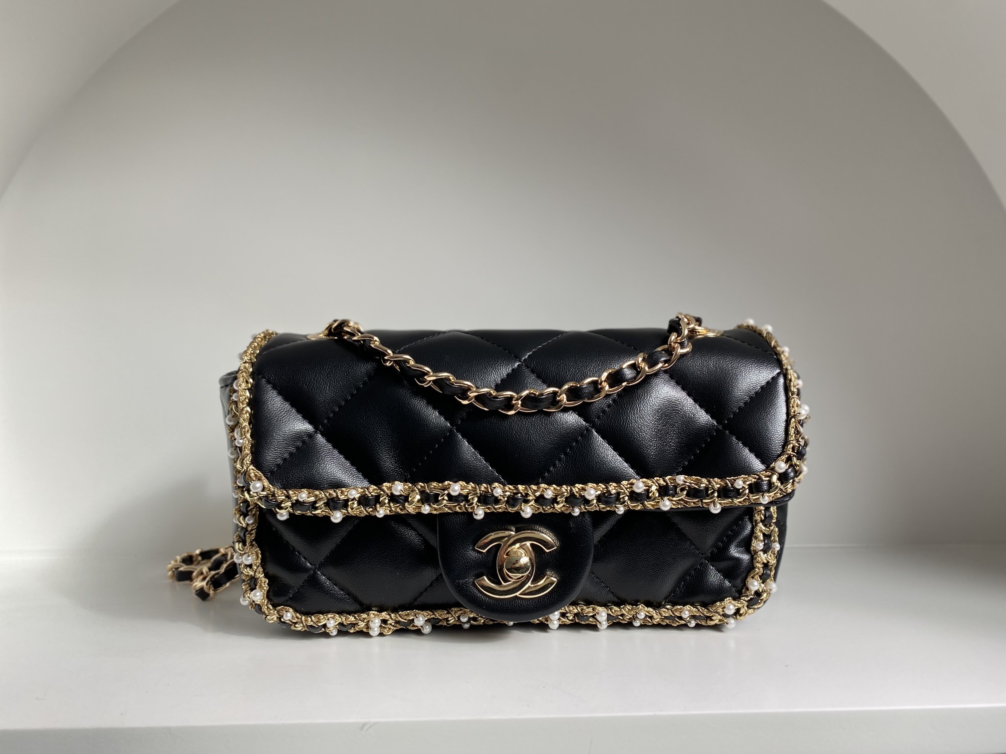 CHANEL Женская винтажная сумка из овчины CHANEL Женская винтажная сумка из овчины