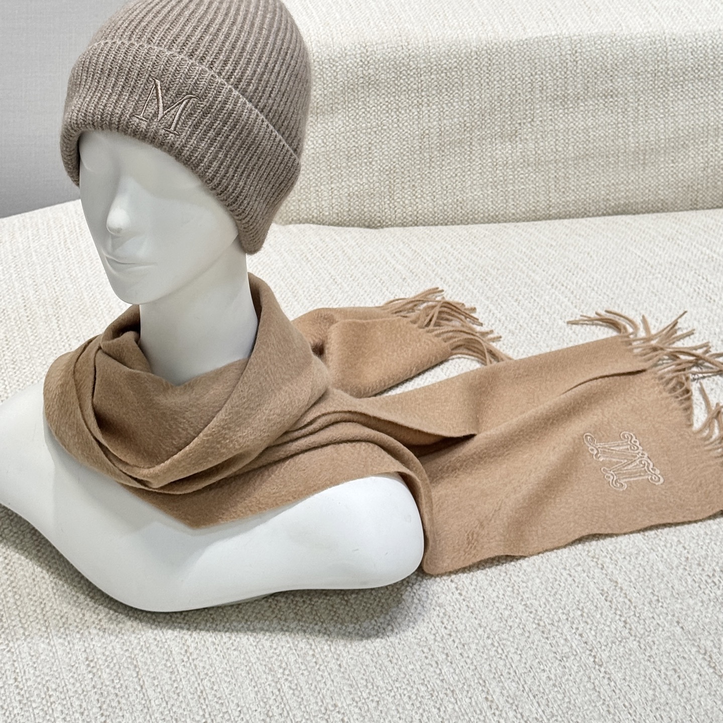 MAX MARA Женский шарф из кашемира MAX MARA Женский шарф из кашемира